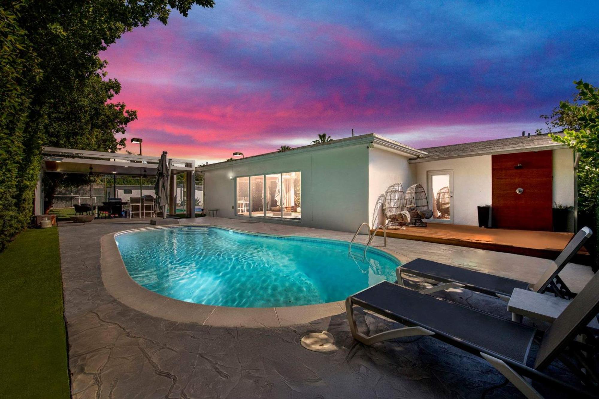 Spacious Retreat Sleeps 12 Private Pool Fire Pit Holiday home
