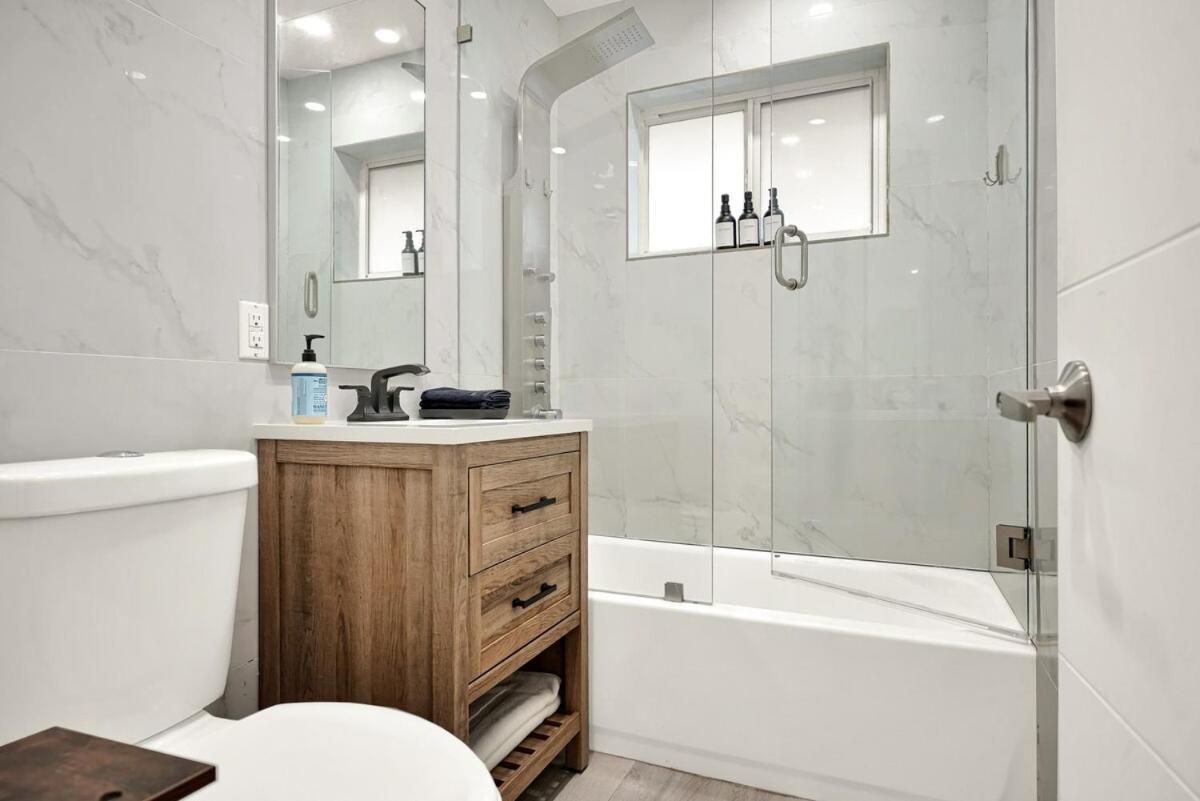 Koze 2 Bedroom With King And Queen Beds, Near Everything Trendy