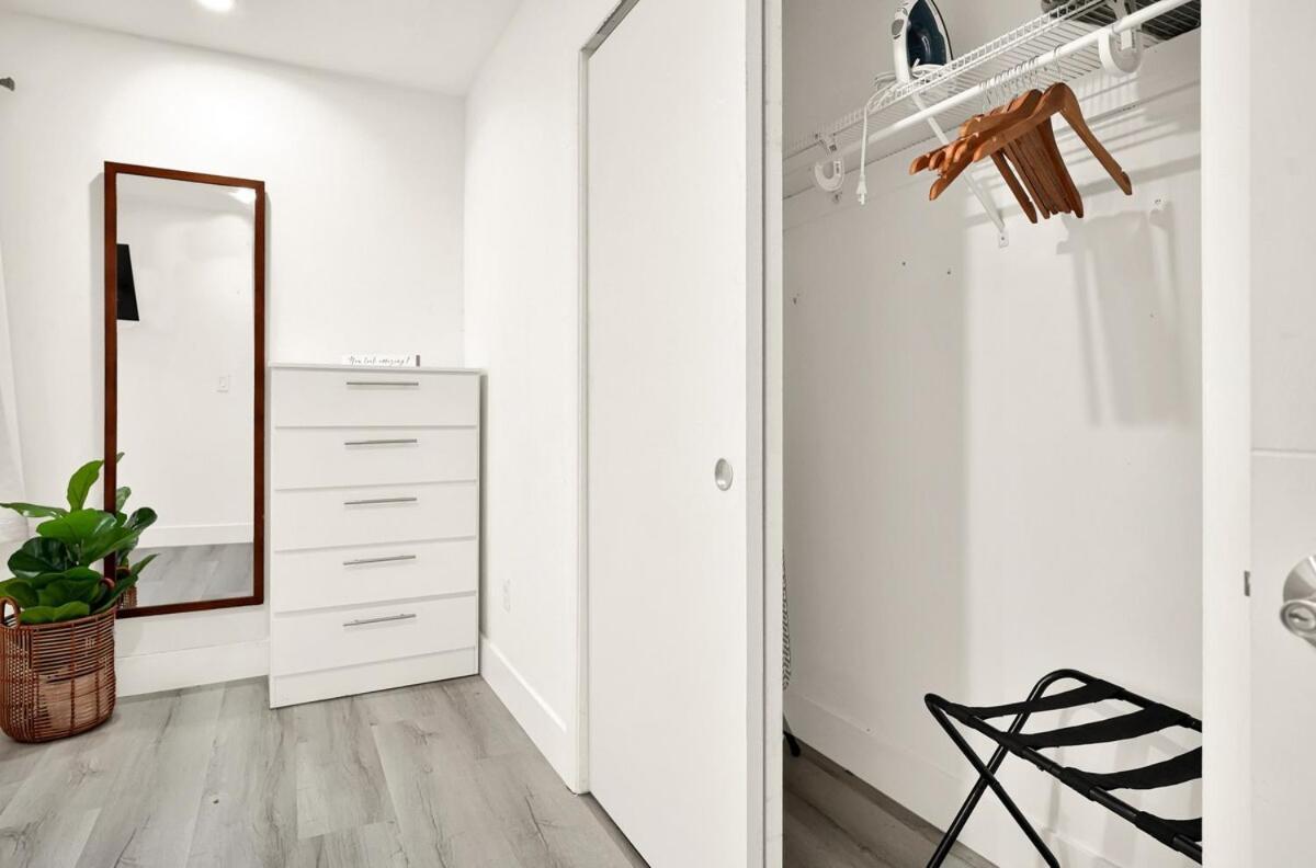 Koze 2 Bedroom With King And Queen Beds, Near Everything Trendy Holiday home *