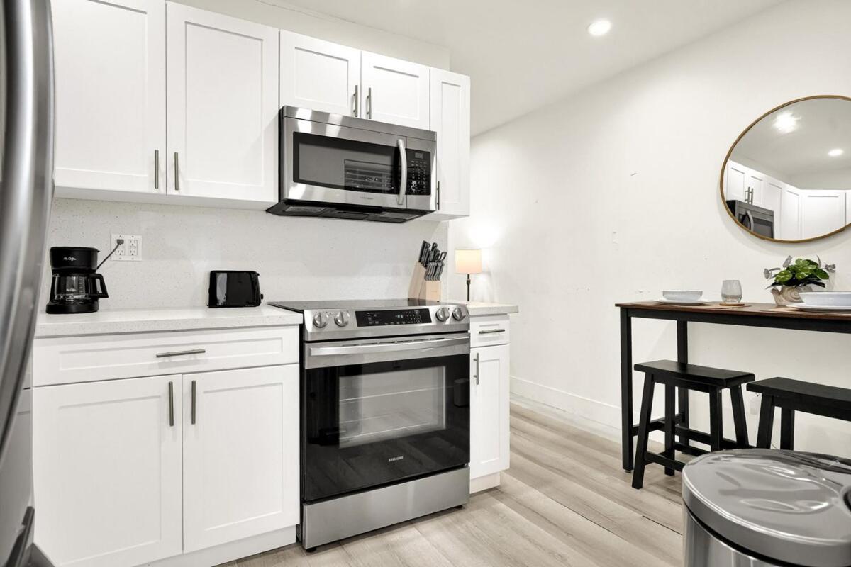 Koze 2 Bedroom With King And Queen Beds, Near Everything Trendy