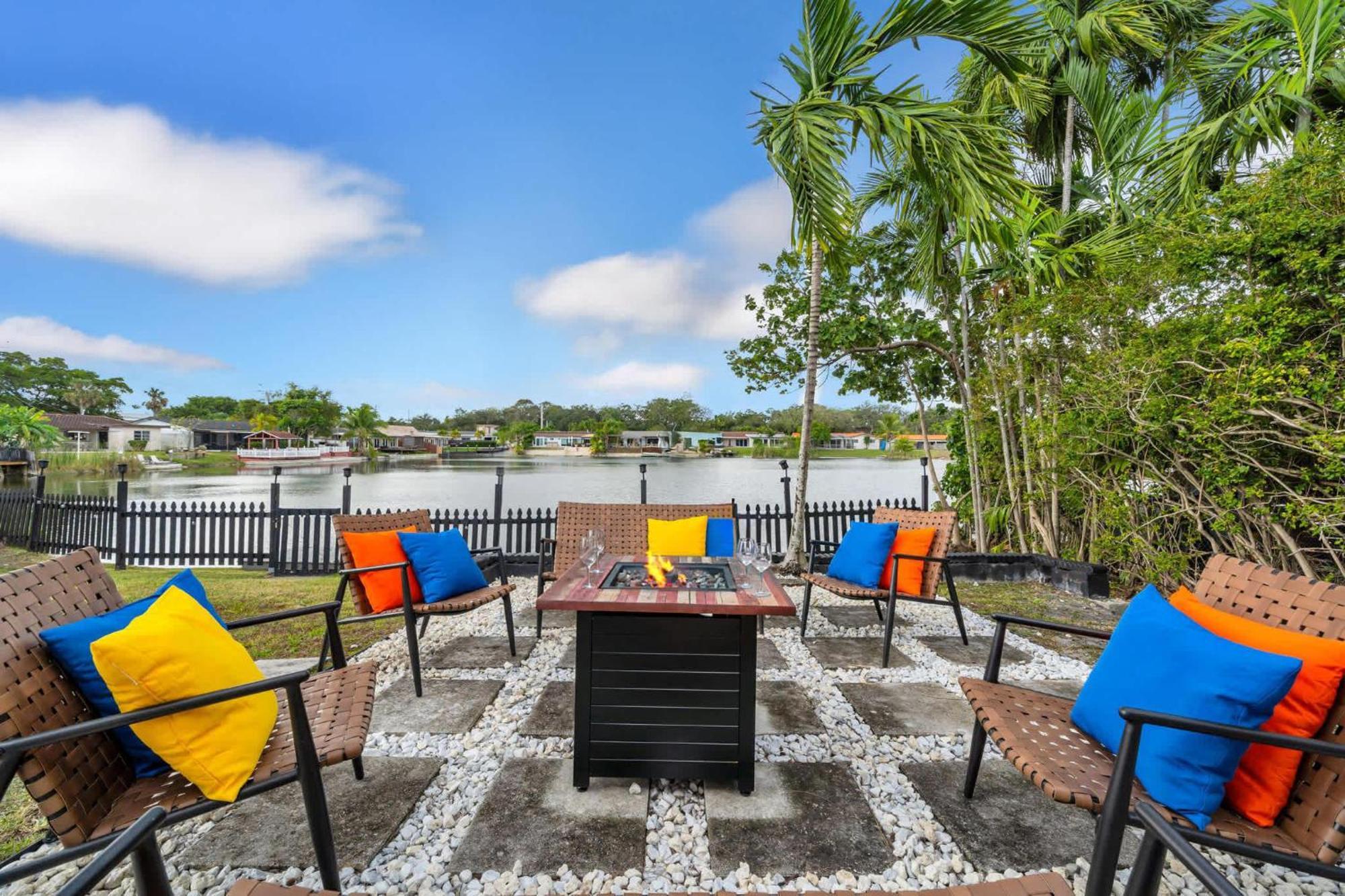 Luxury Lakefront Retreat Perfect For Family Fun