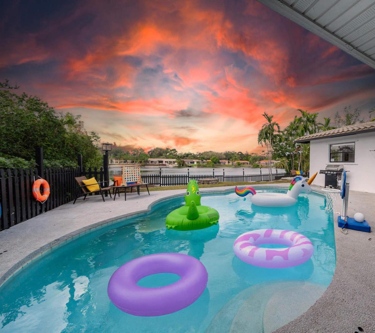 Luxury Lakefront Retreat Perfect For Family Fun Holiday home