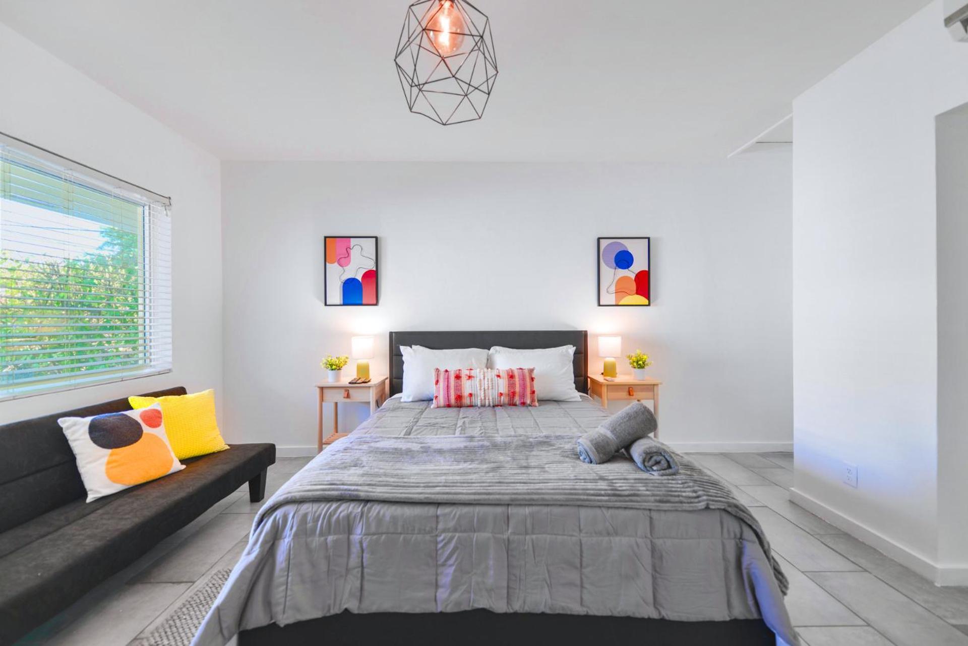 Apartment And Art Close To Lovely *