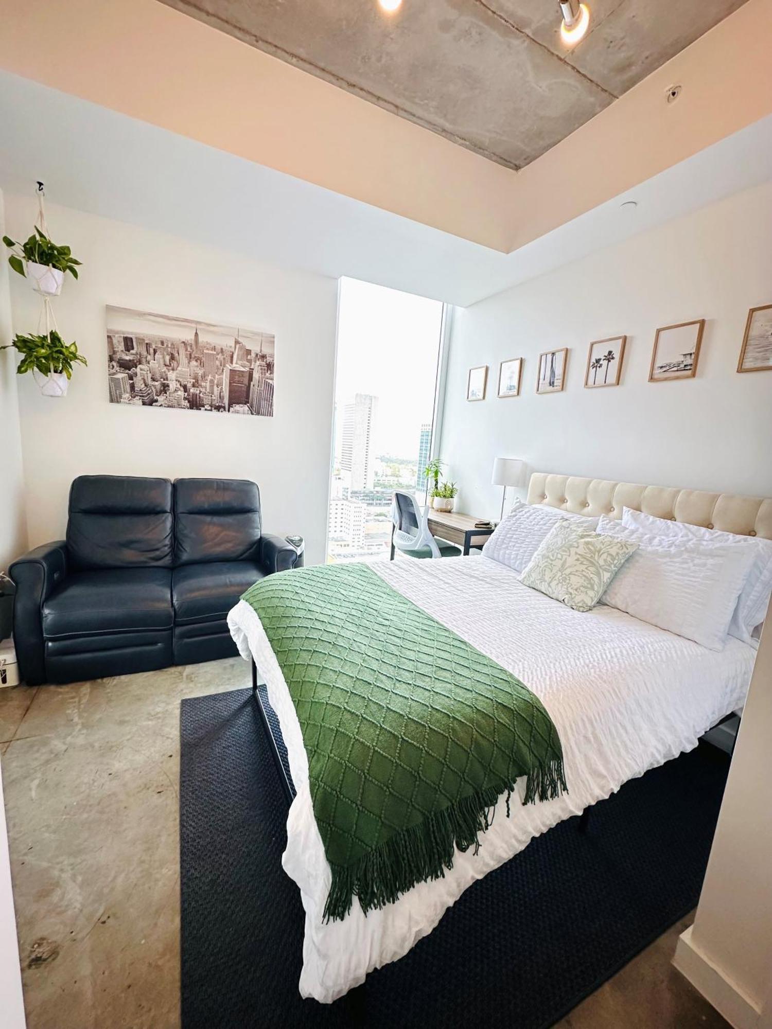 Holiday home Art-filled Loft 180 Views, Rooftop Pool, Parking *