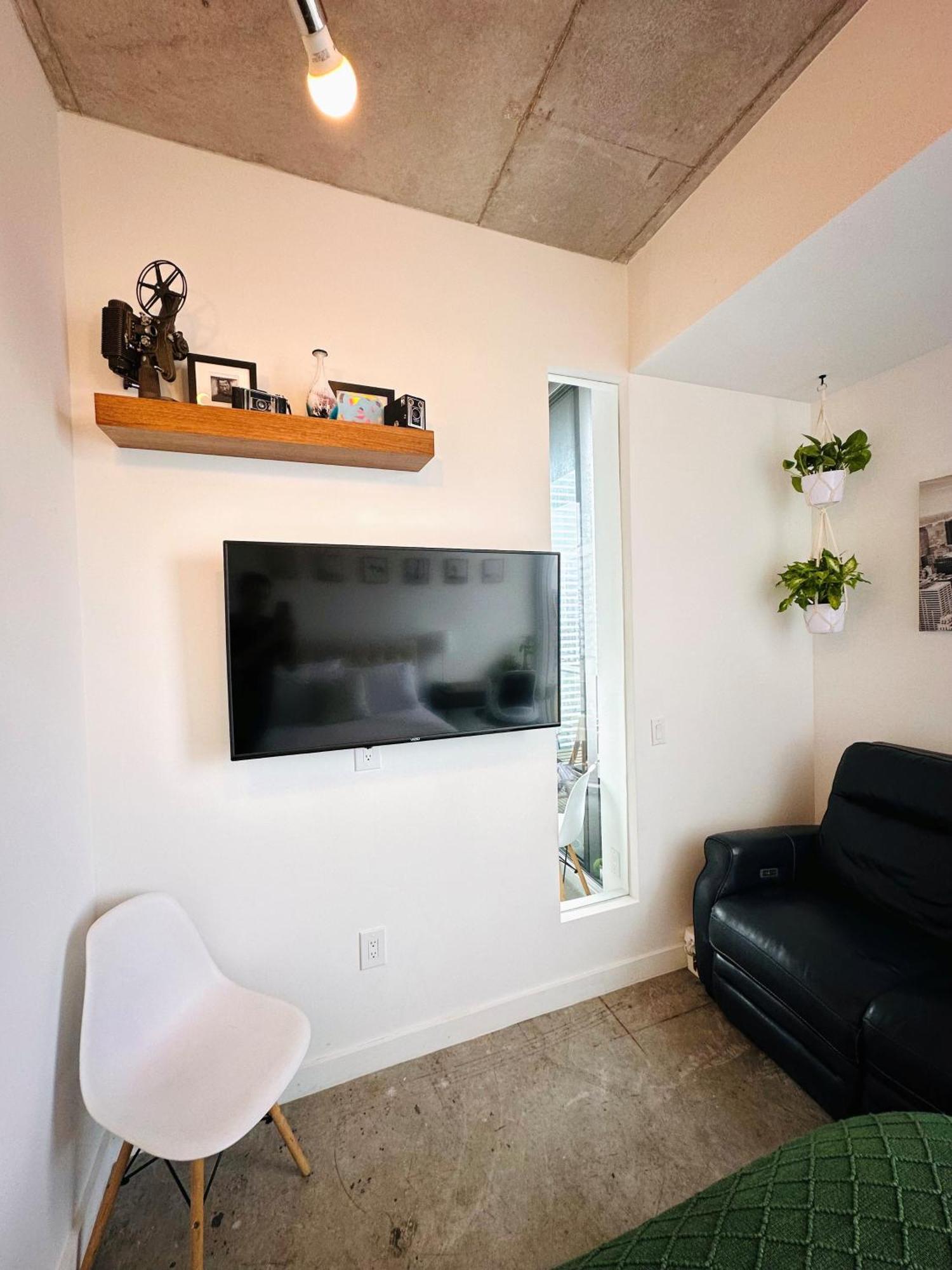 Art-filled Loft 180 Views, Rooftop Pool, Parking Miami