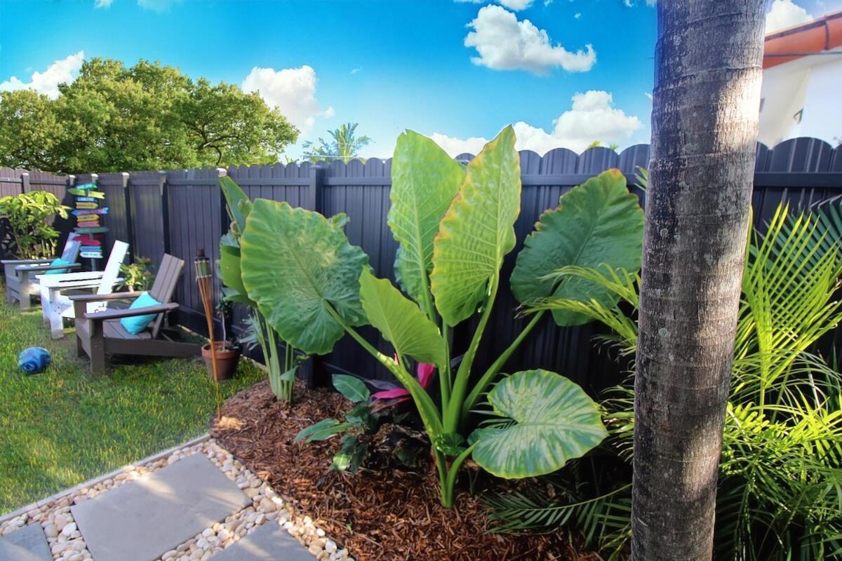King Bed & Hot Tub, A Casita For Families & Pets Holiday home Miami