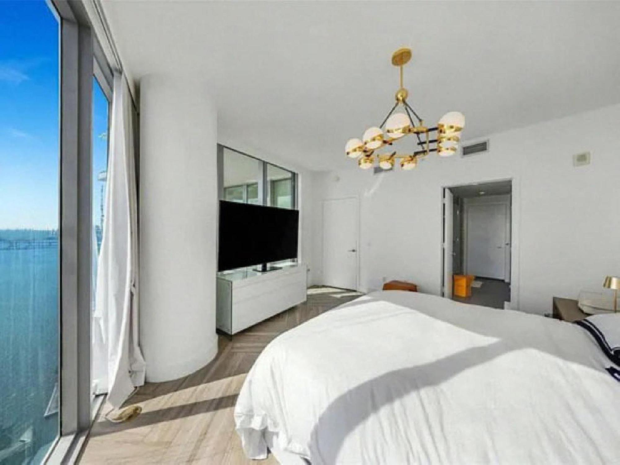 High-floor With Ocean Views In Apartment *