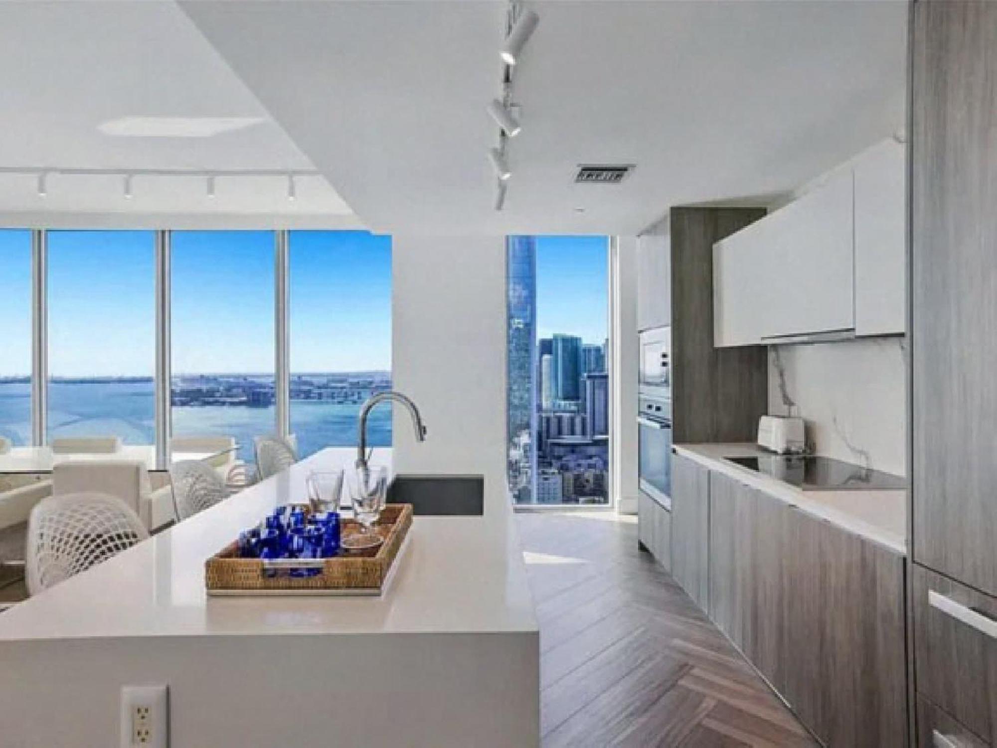 High-floor With Ocean Views In Apartment *