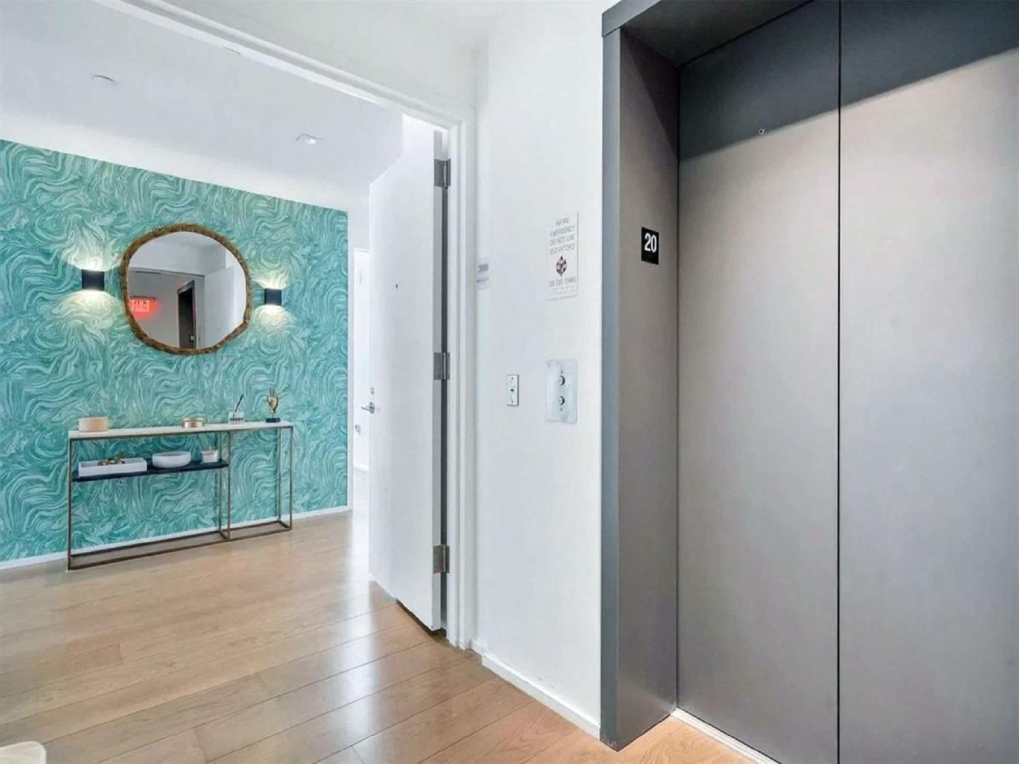 Sky With Bay Views In Edgewater Apartment
