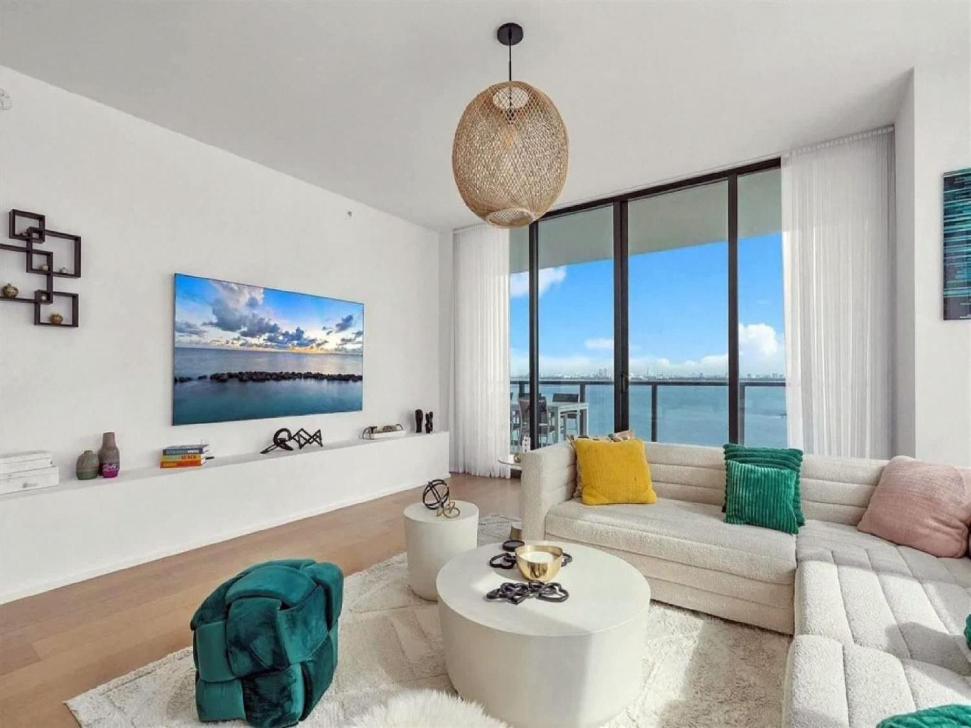 Apartment Sky With Bay Views In Edgewater *
