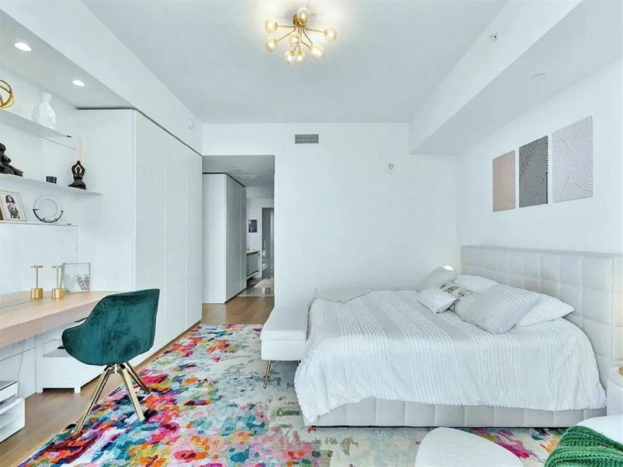 Sky With Bay Views In Edgewater *