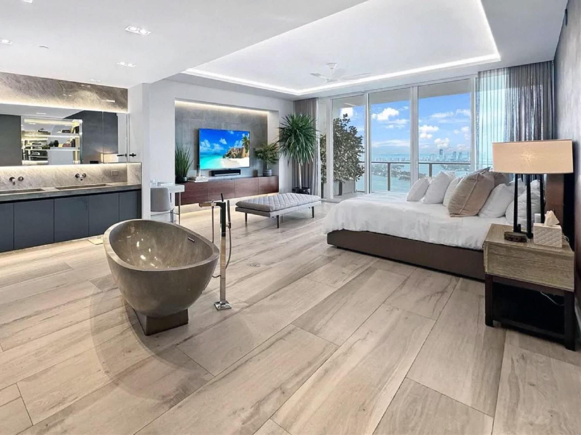 Penthouse With Stunning Views In Edgewater Apartment