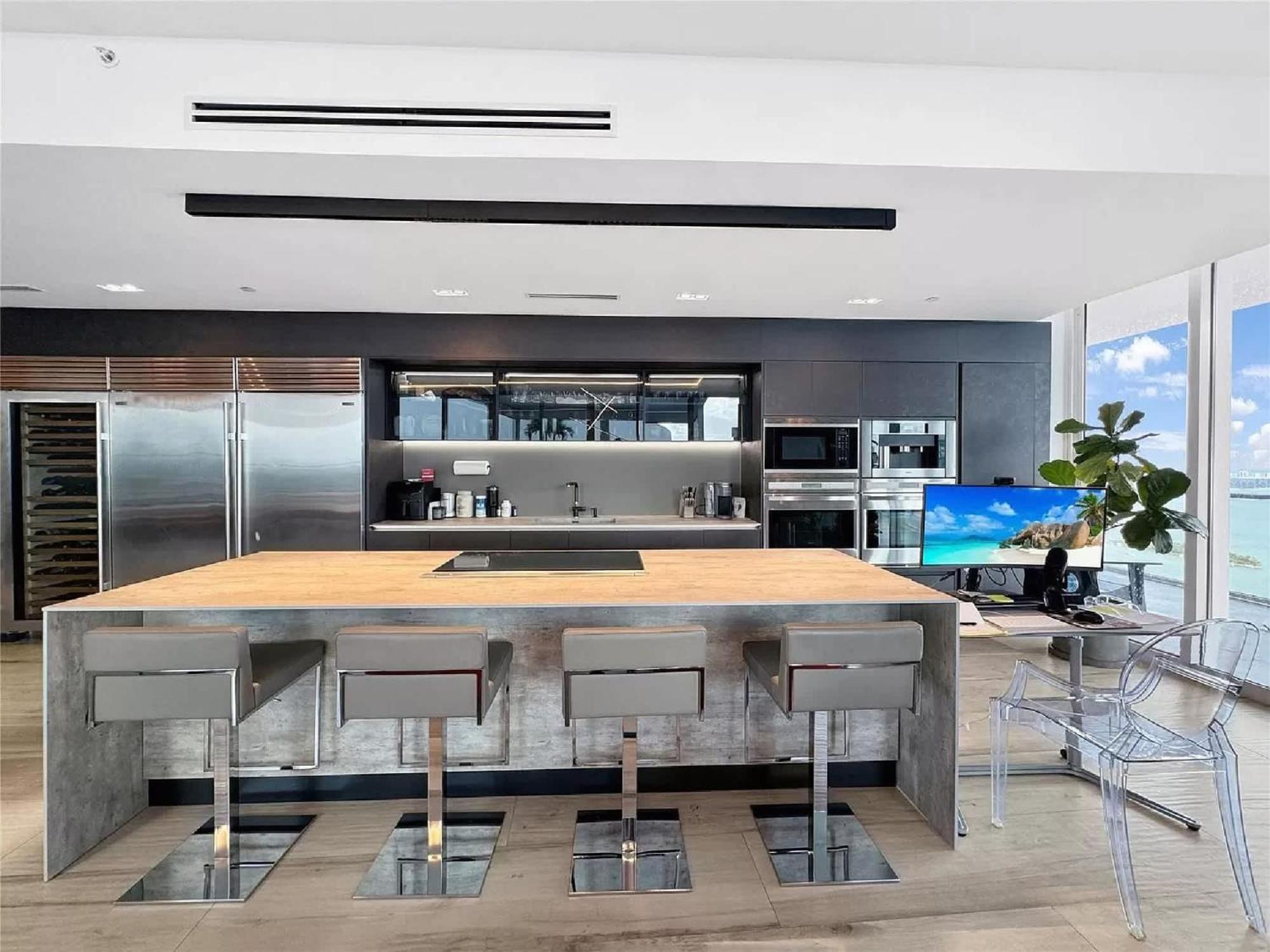 Penthouse With Stunning Views In Edgewater Apartment *