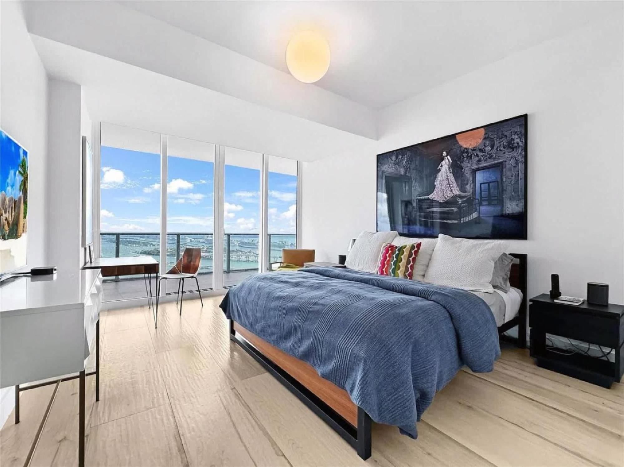 Apartment Penthouse With Stunning Views In Edgewater *