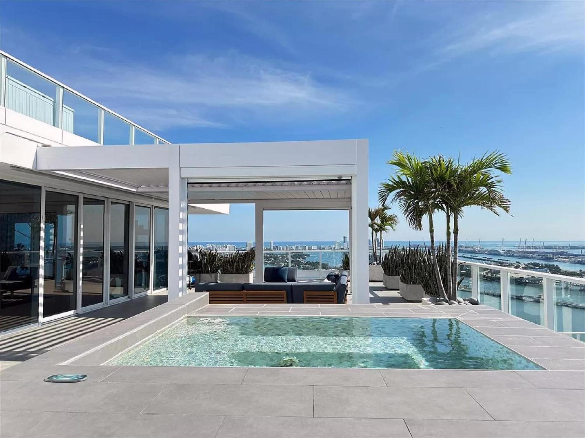 Penthouse With Stunning Views In Edgewater Apartment