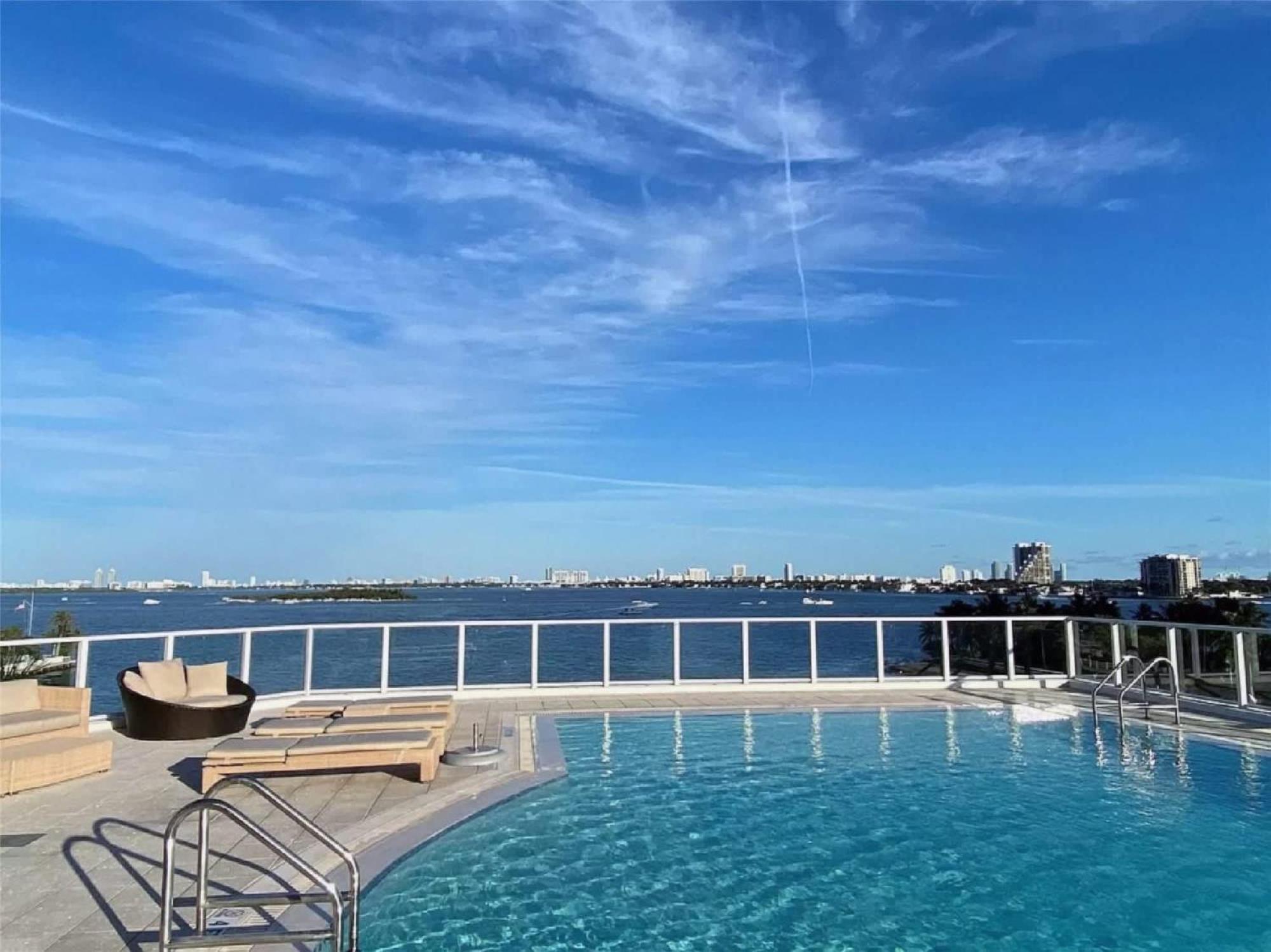 Penthouse With Stunning Views In Edgewater Apartment *