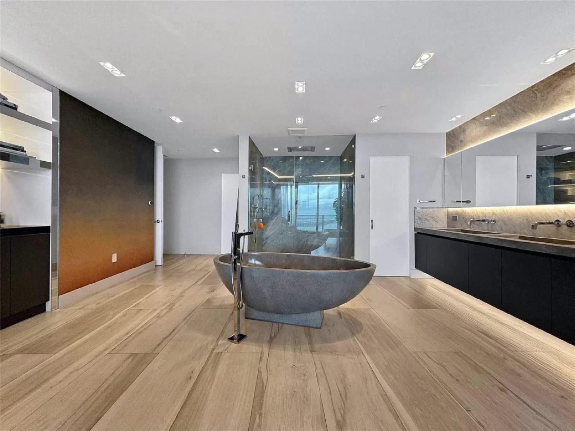 Penthouse With Stunning Views In Edgewater *