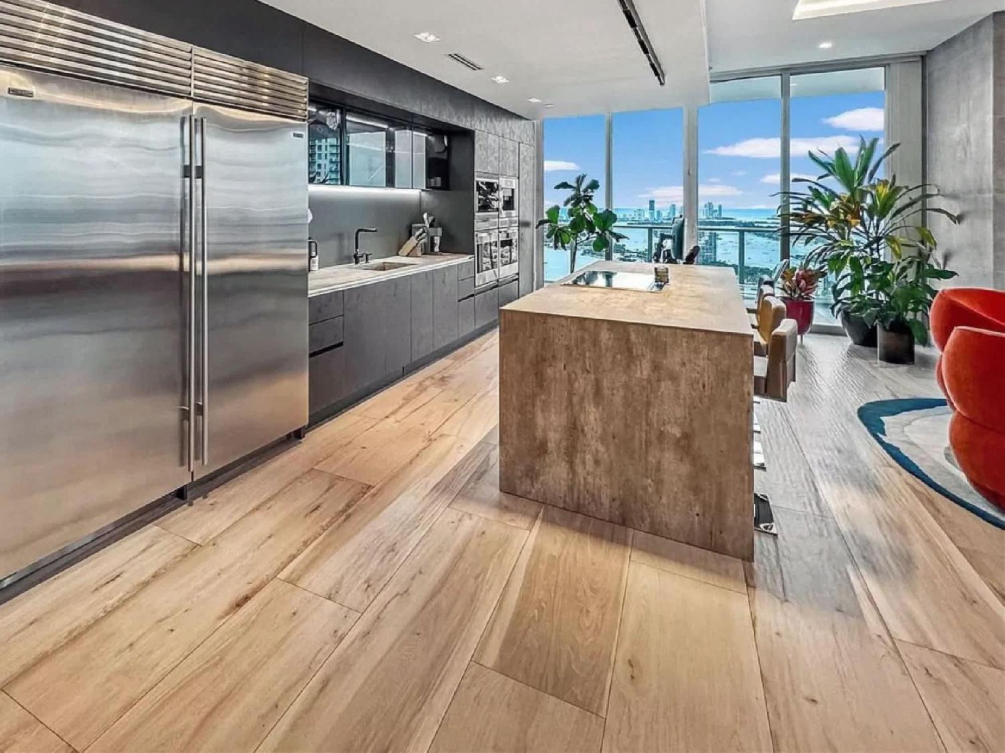 Apartment Penthouse With Stunning Views In Edgewater *