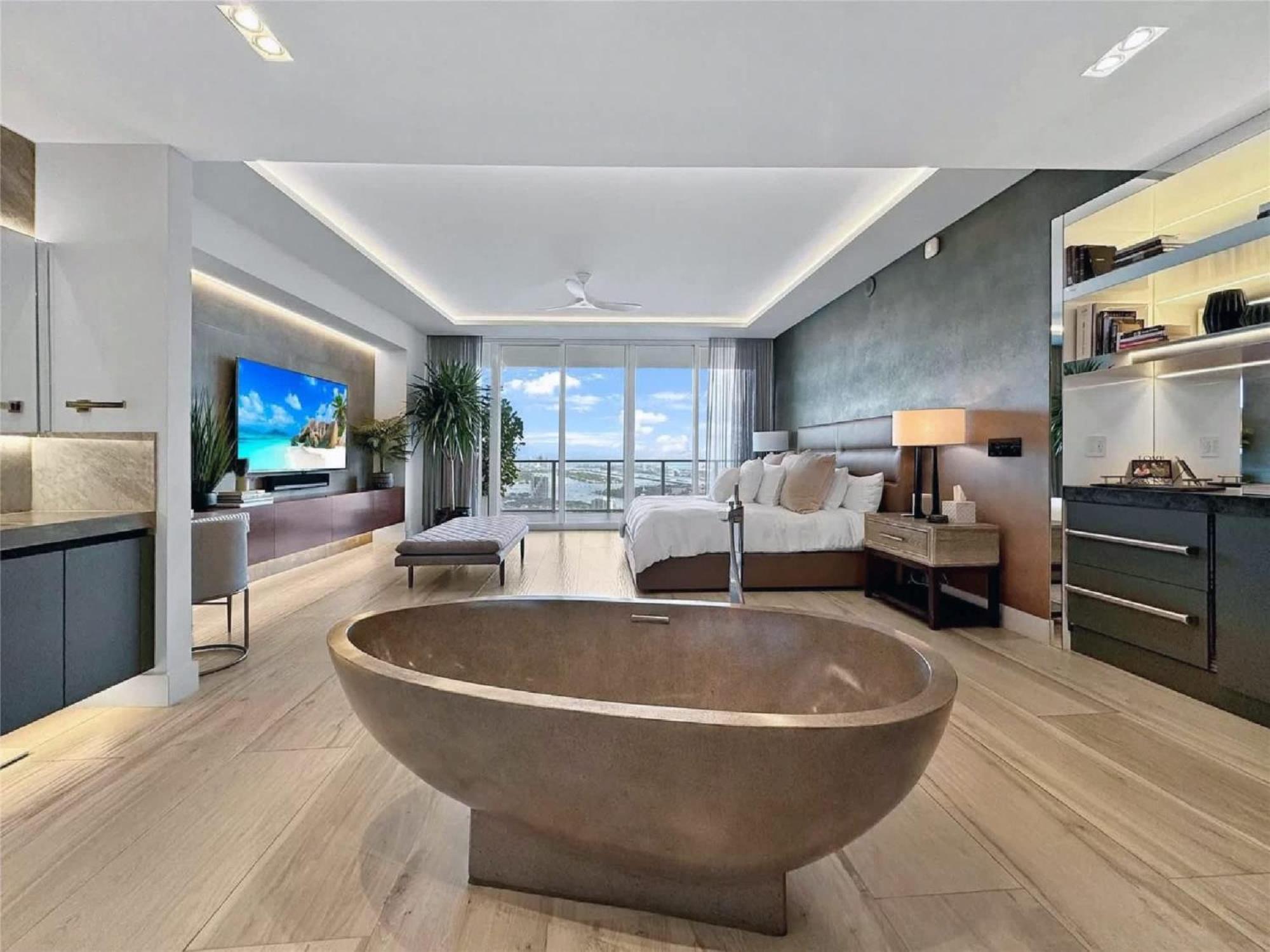 Apartment Penthouse With Stunning Views In Edgewater *