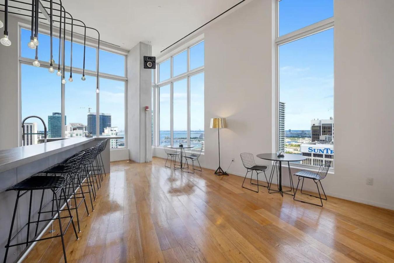Art-filled Loft 180 Views, Rooftop Pool, Parking