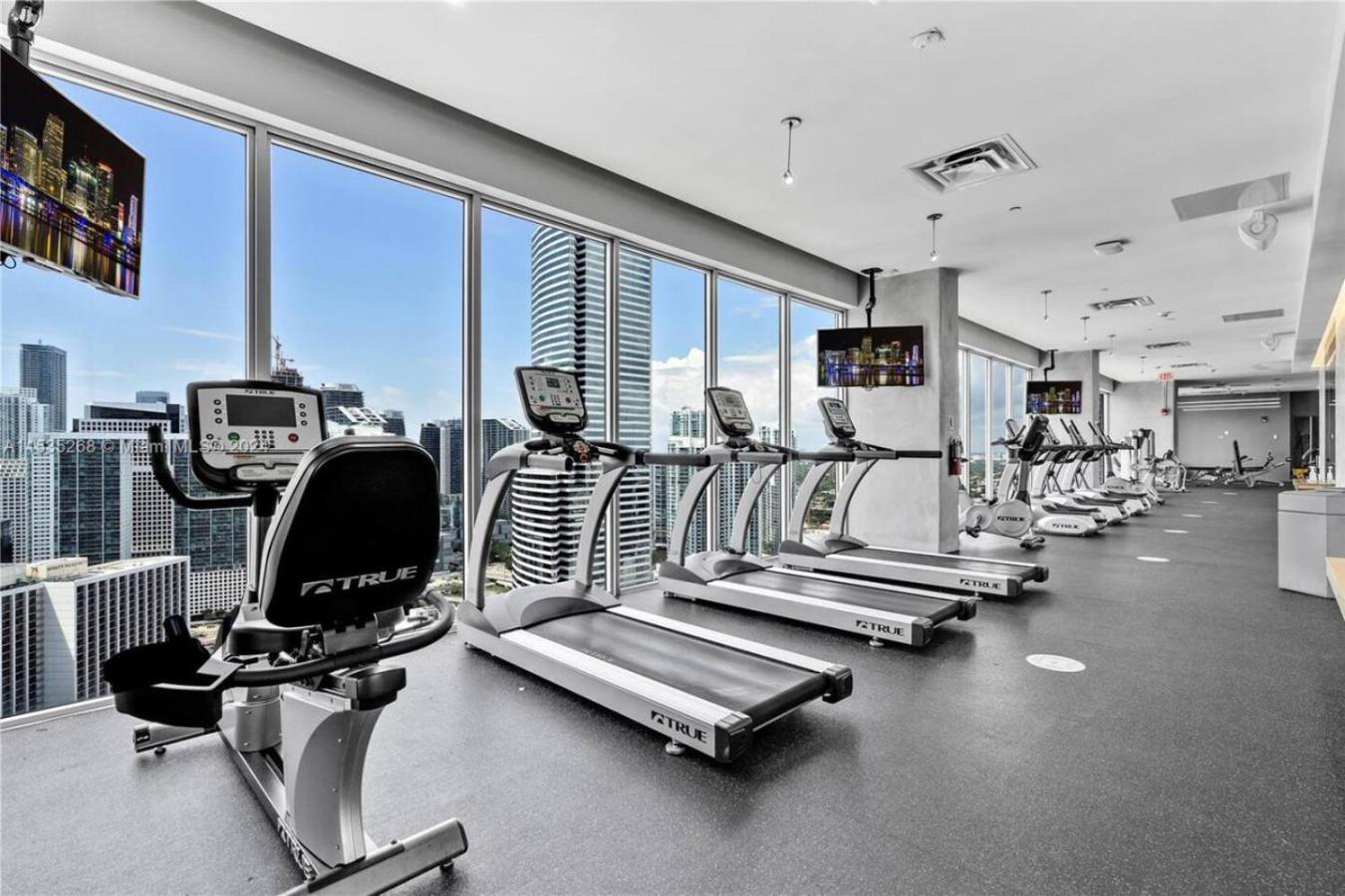 Holiday home Art-filled Loft 180 Views, Rooftop Pool, Parking *