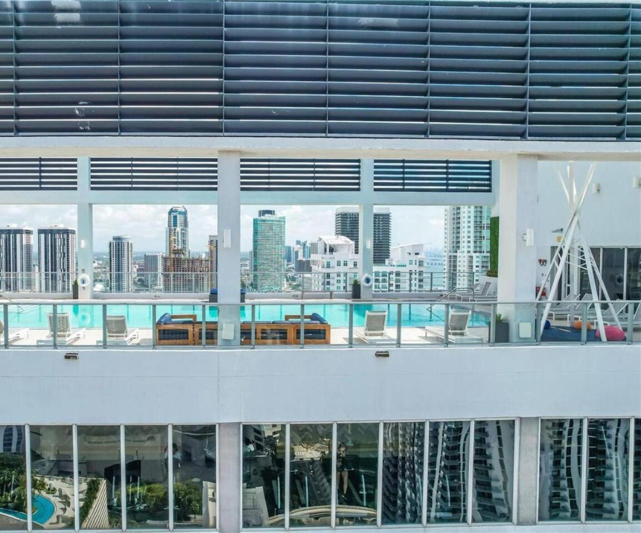 Art-filled Loft 180 Views, Rooftop Pool, Parking Holiday home Miami