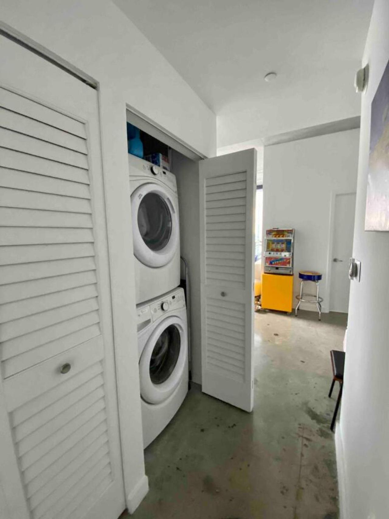 Art-filled Loft 180 Views, Rooftop Pool, Parking Holiday home Miami