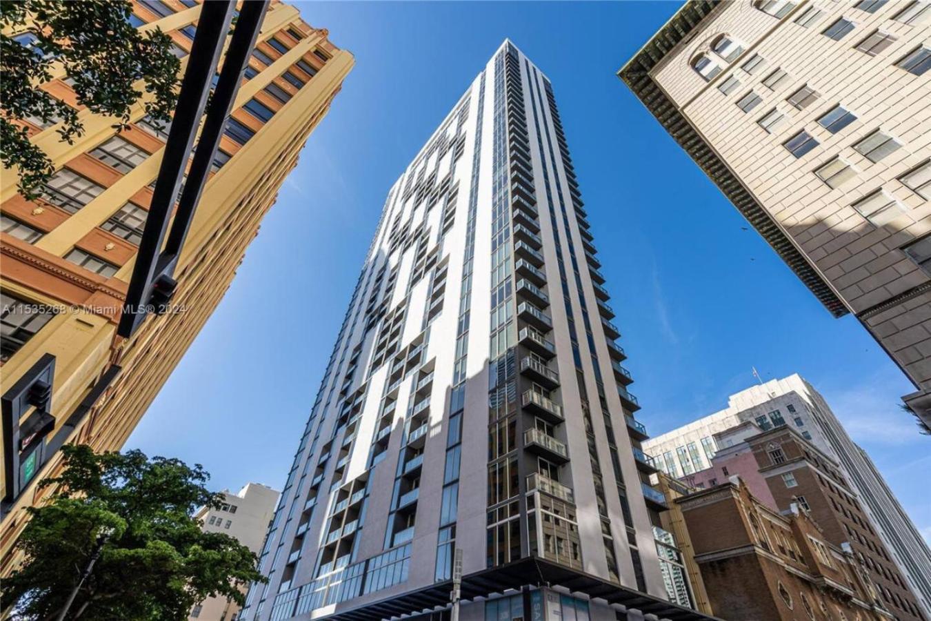 Art-filled Loft 180 Views, Rooftop Pool, Parking