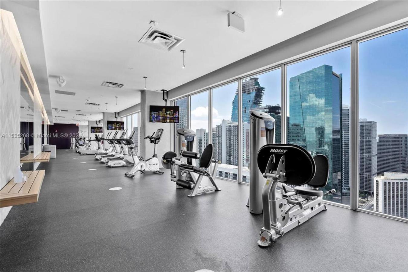 Holiday home Art-filled Loft 180 Views, Rooftop Pool, Parking *