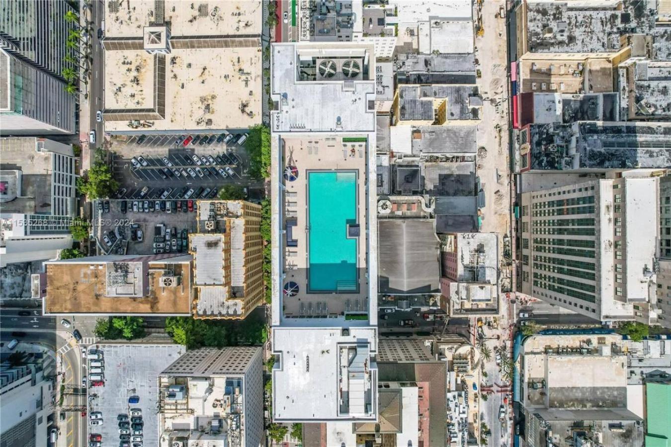 Art-filled Loft 180 Views, Rooftop Pool, Parking *
