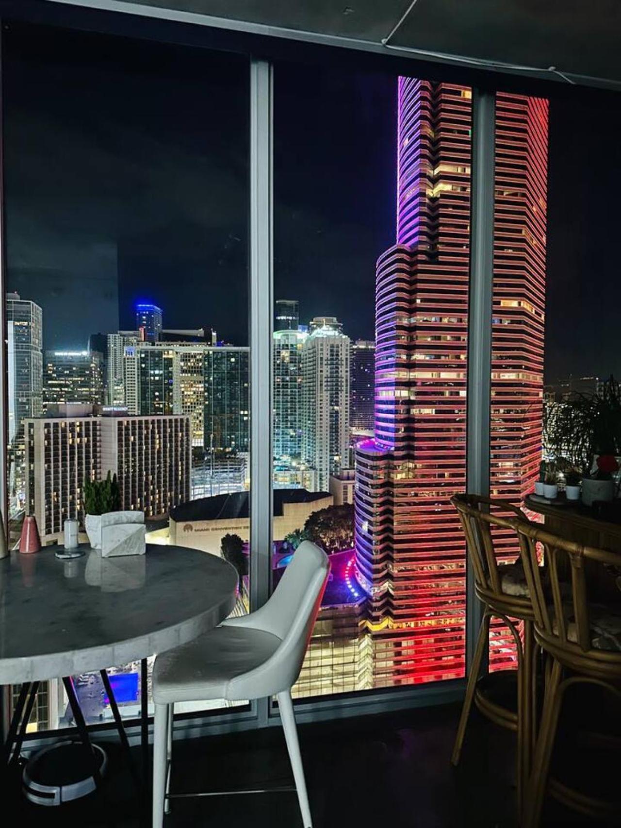Art-filled Loft 180 Views, Rooftop Pool, Parking * Miami