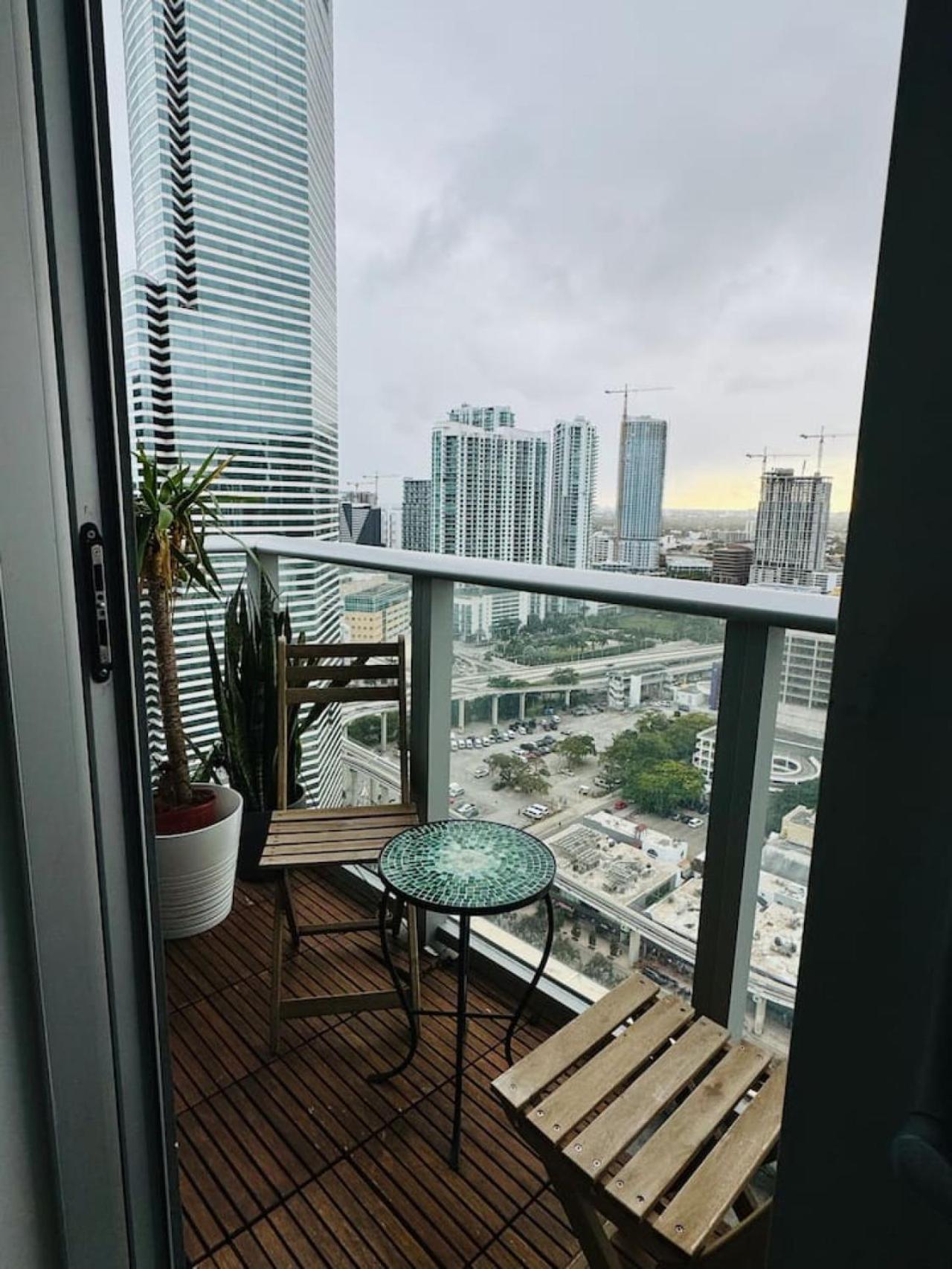 Art-filled Loft 180 Views, Rooftop Pool, Parking