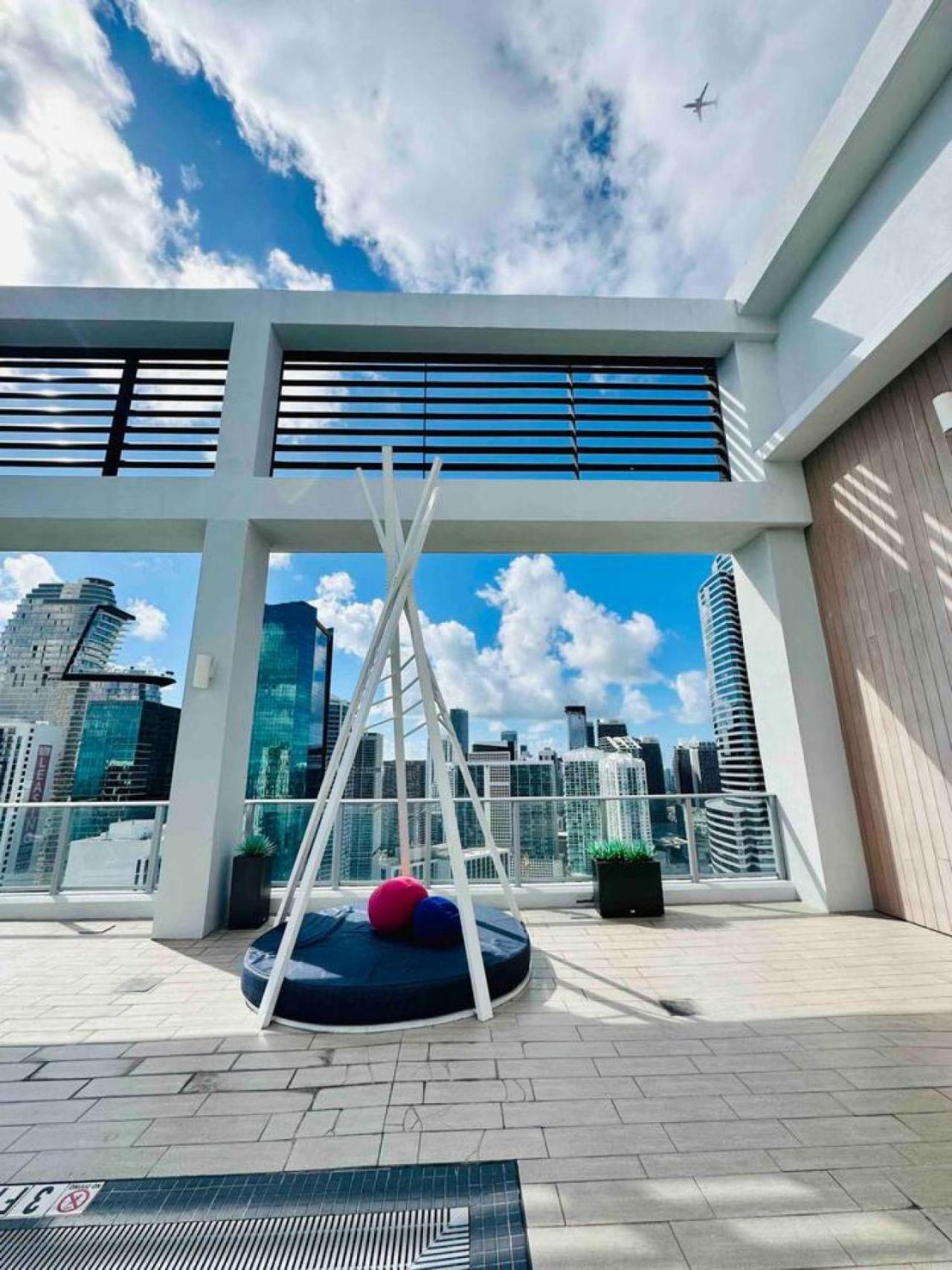 Holiday home Art-filled Loft 180 Views, Rooftop Pool, Parking *