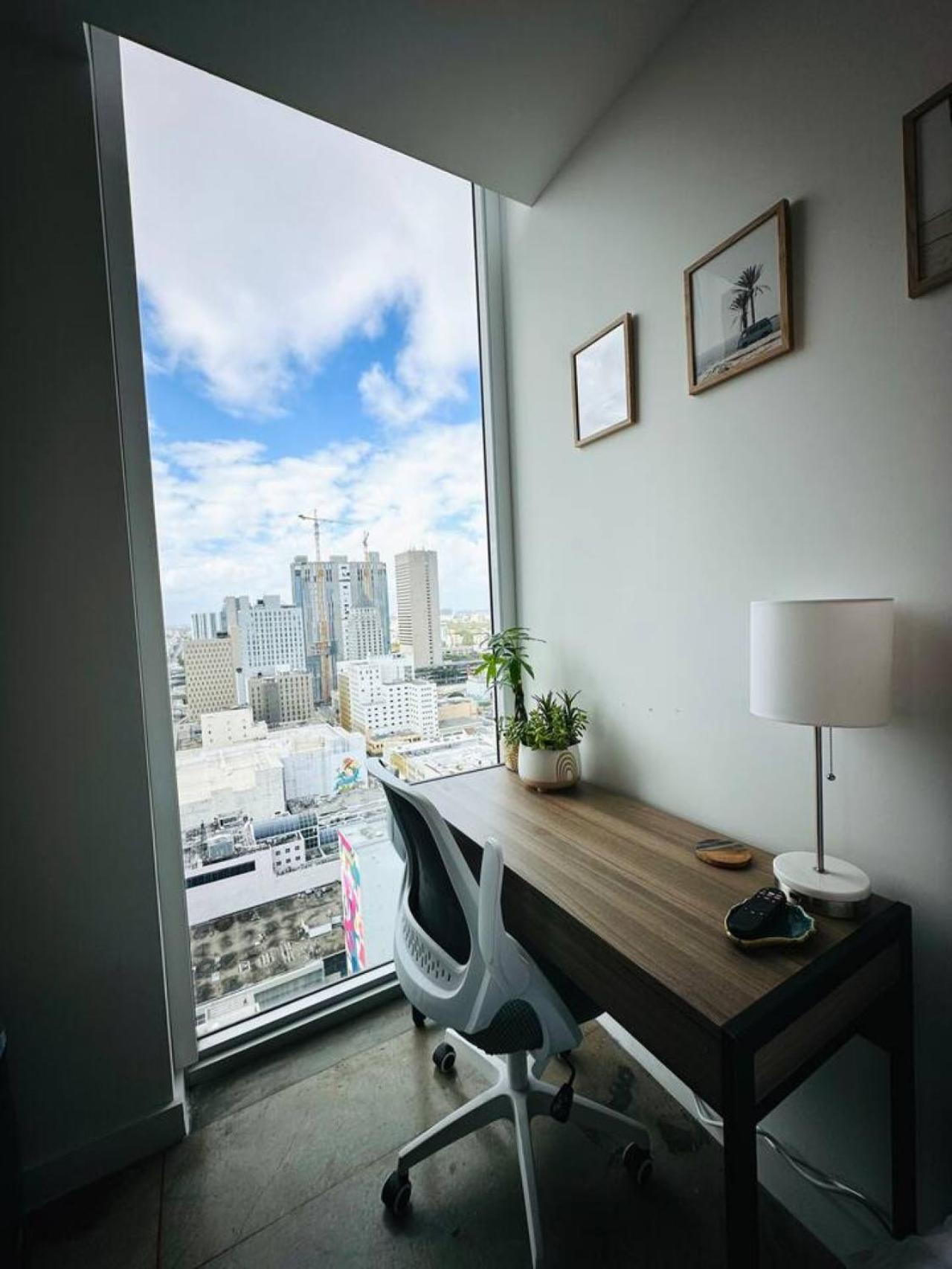 Art-filled Loft 180 Views, Rooftop Pool, Parking * Miami