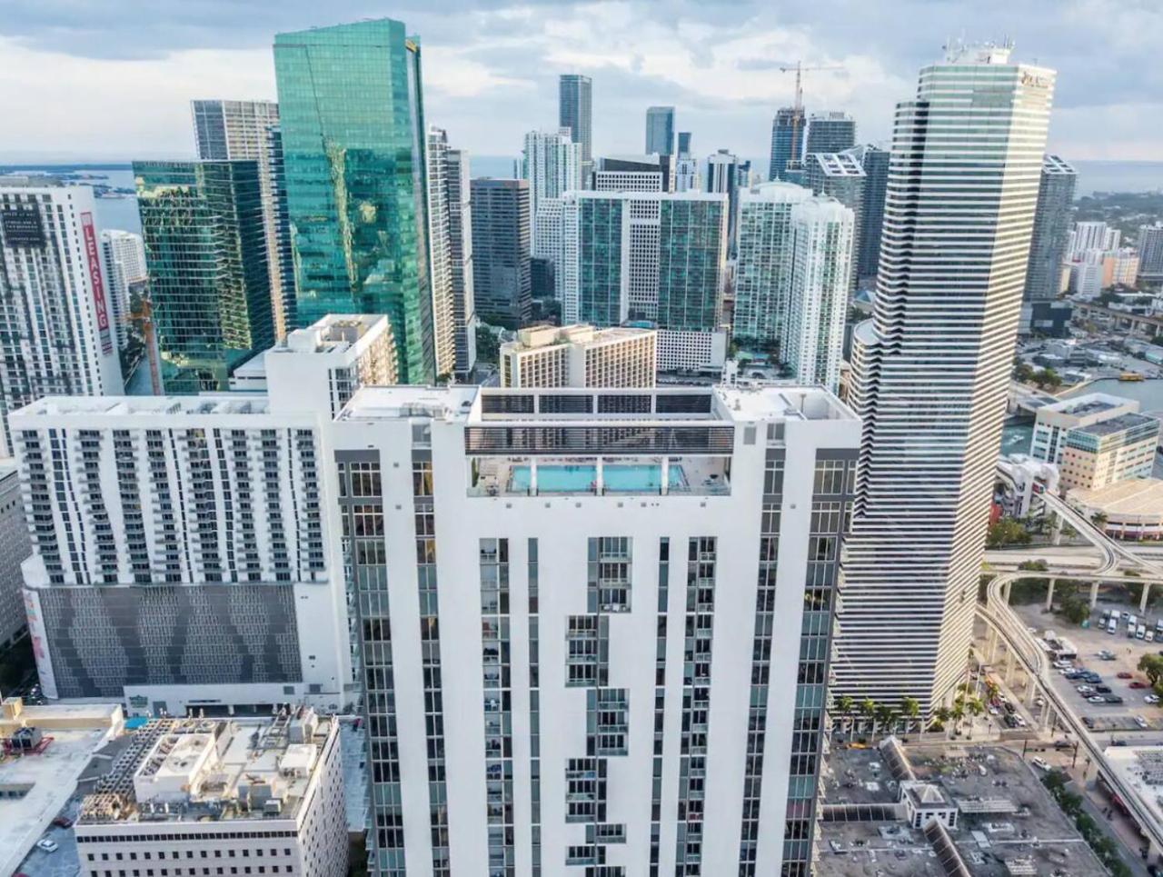 Art-filled Loft 180 Views, Rooftop Pool, Parking