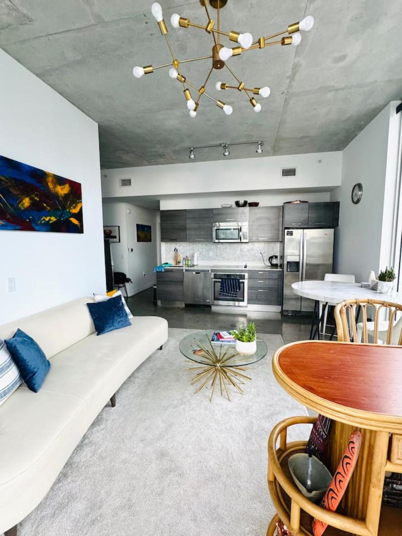 Holiday home Art-filled Loft 180 Views, Rooftop Pool, Parking