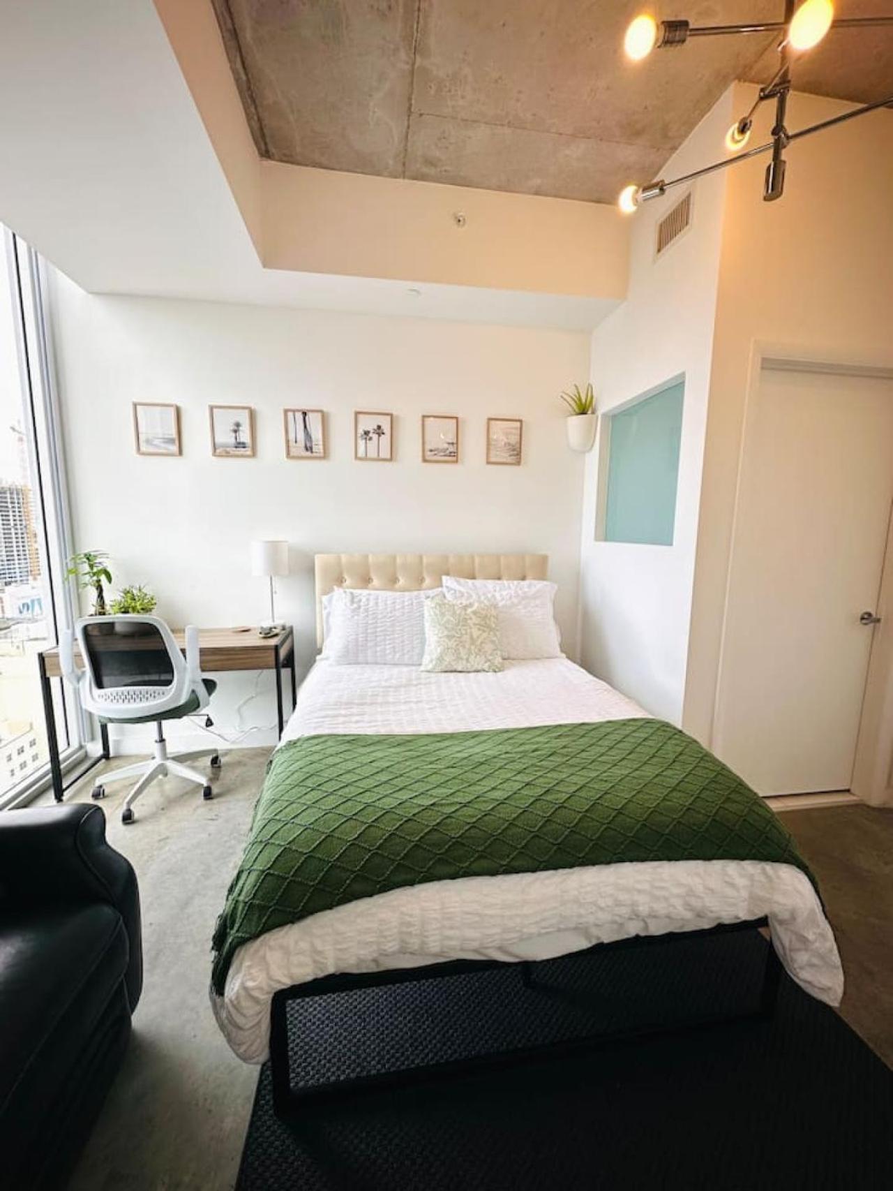 Art-filled Loft 180 Views, Rooftop Pool, Parking Holiday home Miami