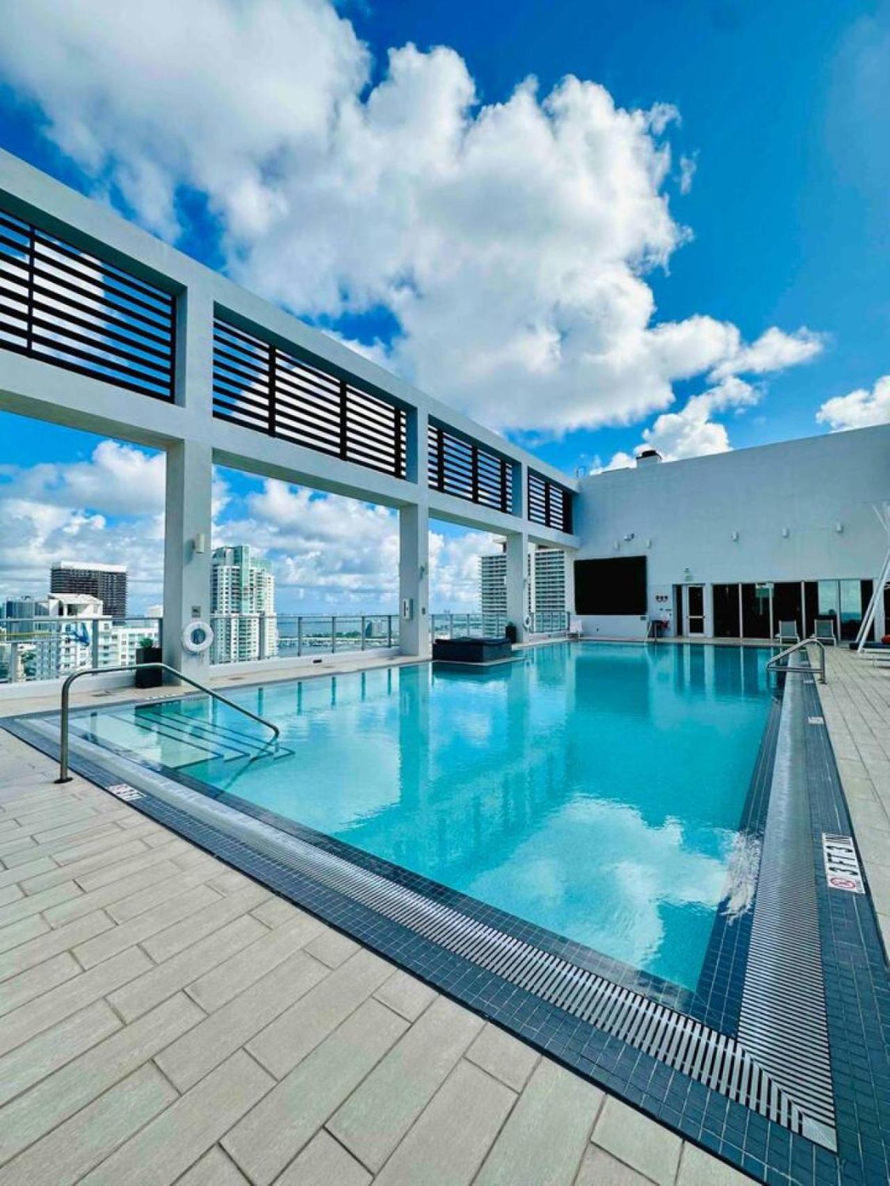 Art-filled Loft 180 Views, Rooftop Pool, Parking Miami