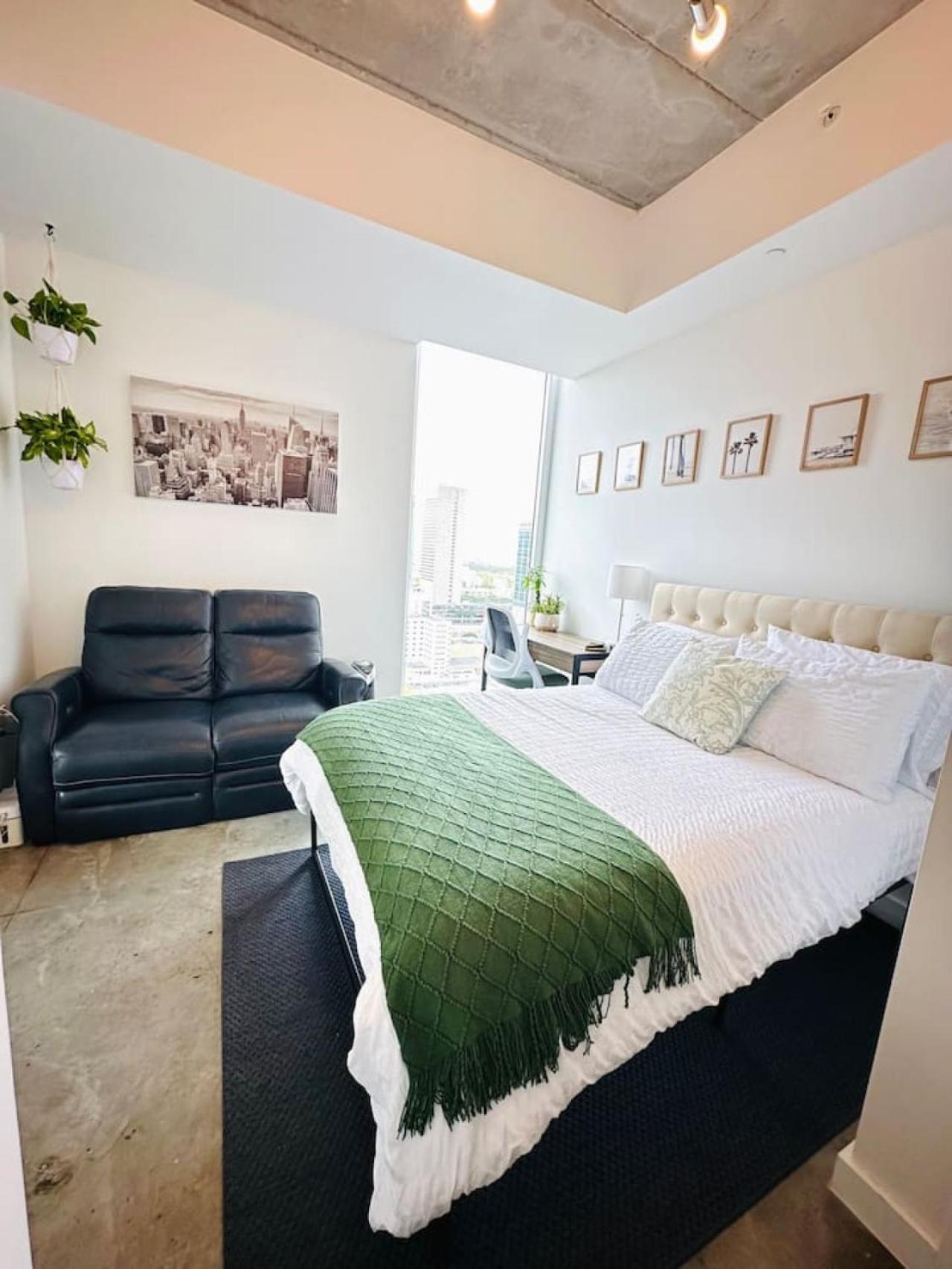 Art-filled Loft 180 Views, Rooftop Pool, Parking * Miami