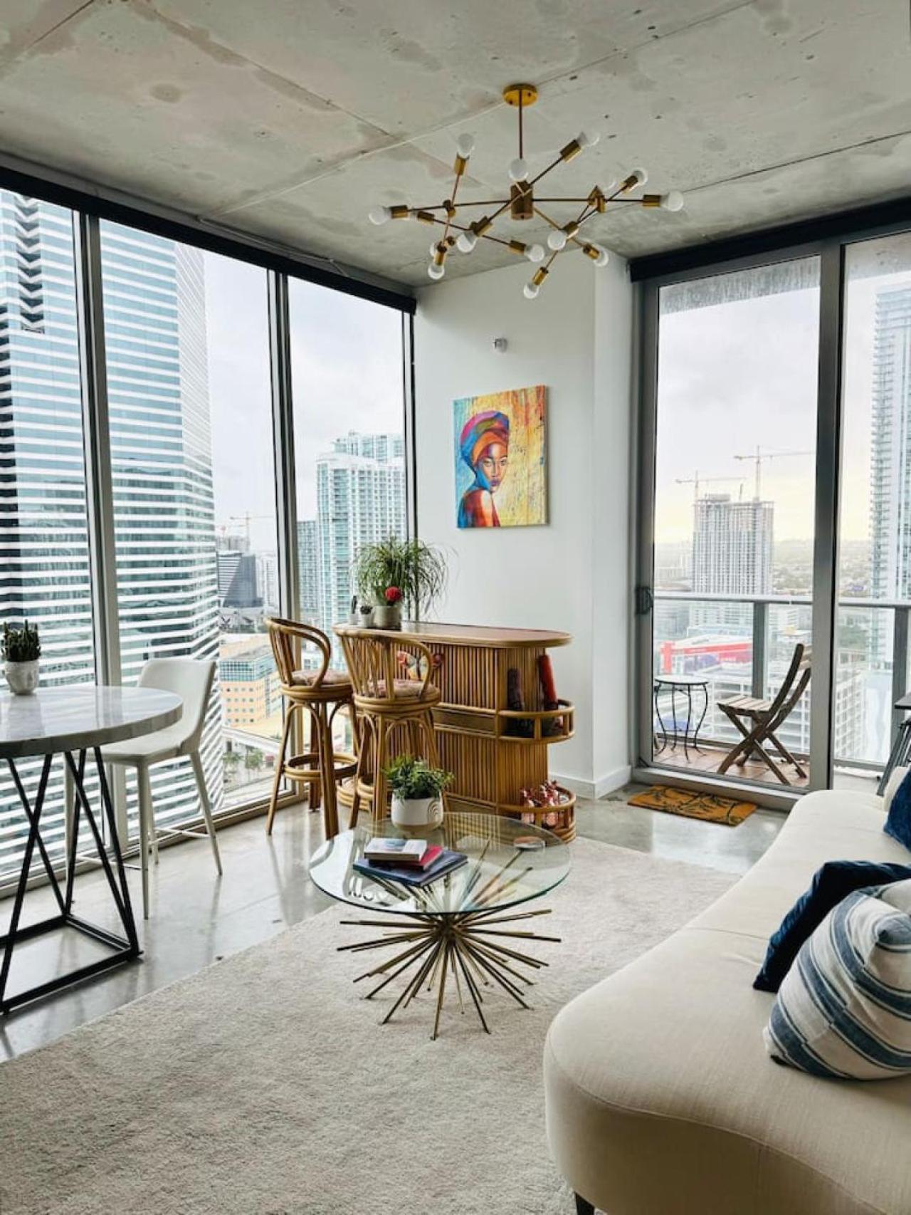 Art-filled Loft 180 Views, Rooftop Pool, Parking