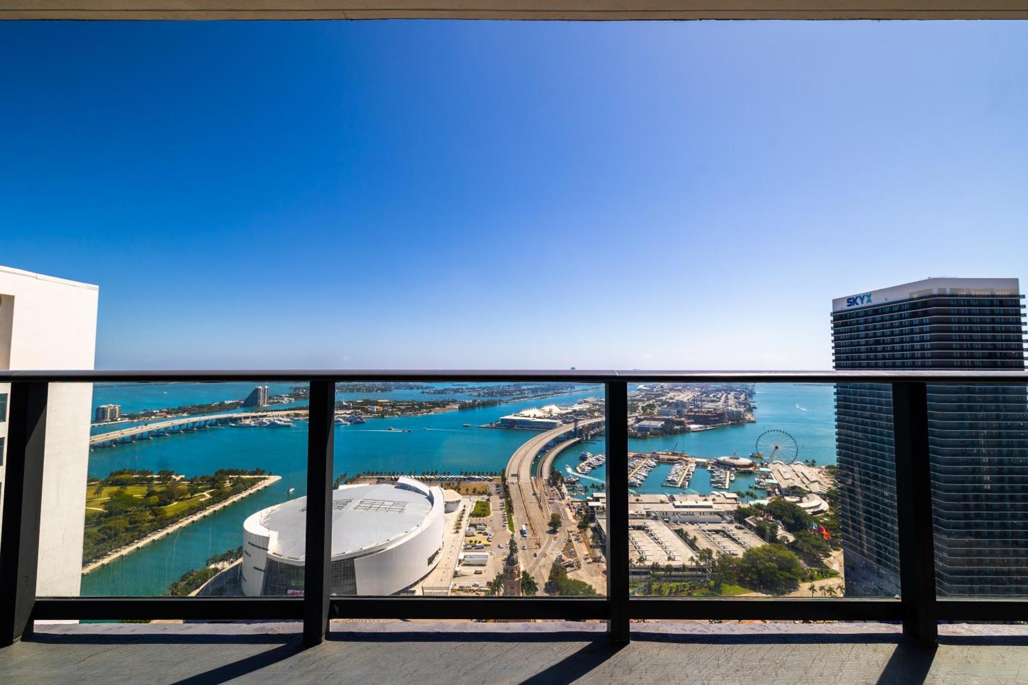 Magnificent 3 Bedrooms In Downtown With Incredible Views Apartment