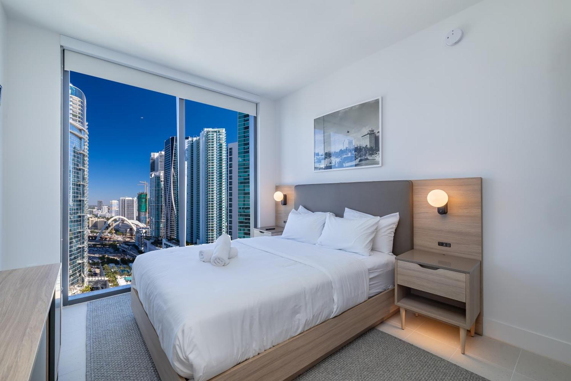 Magnificent 3 Bedrooms In Downtown With Incredible Views *