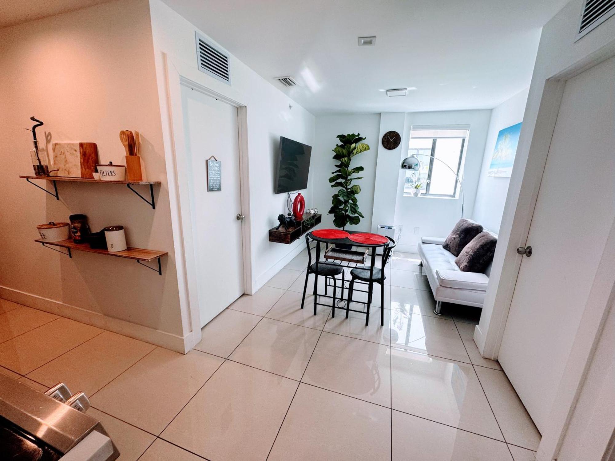 Modern Bedroom In Shared With Host Miami
