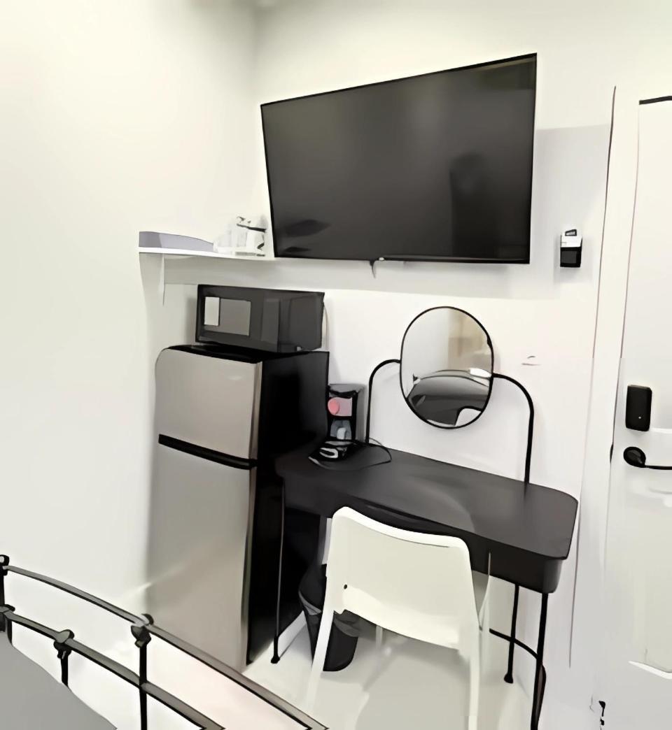 Gorgeous Private Room, Near The Airport - Free Parking - 01 Privatunterkunft *
