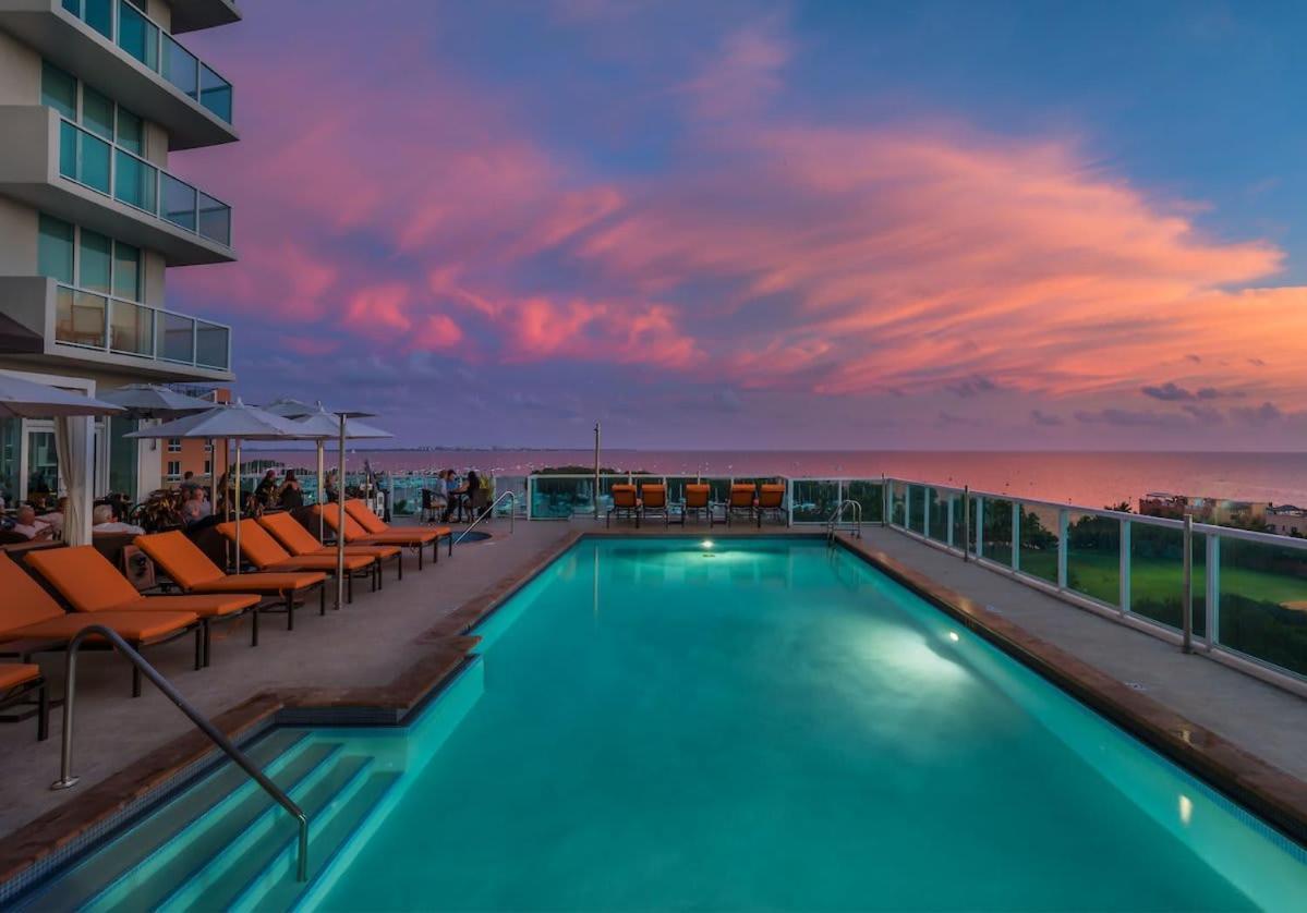 Inn Mvr Suite With Poolside Sips And Biscayne Backdrop *