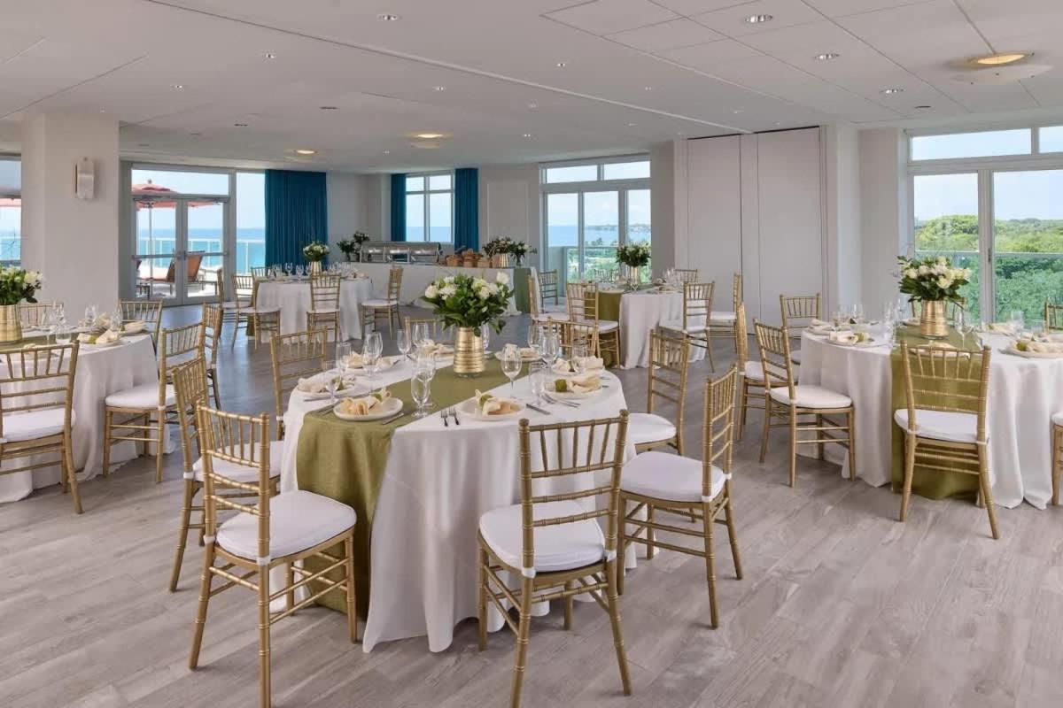 Mvr Suite With Poolside Sips And Biscayne Backdrop Miami