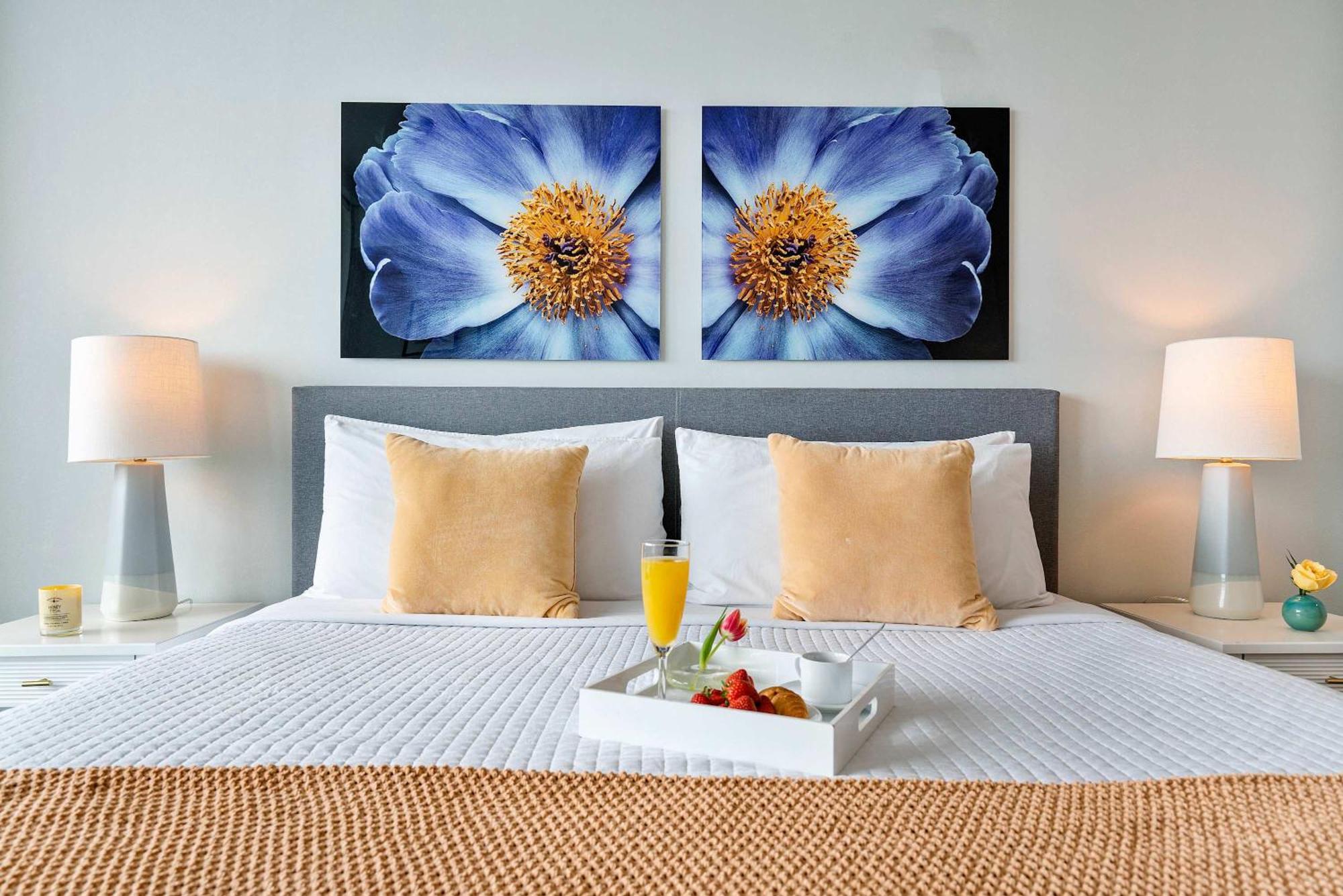 Inn Mvr Suite With Poolside Sips And Biscayne Backdrop Miami