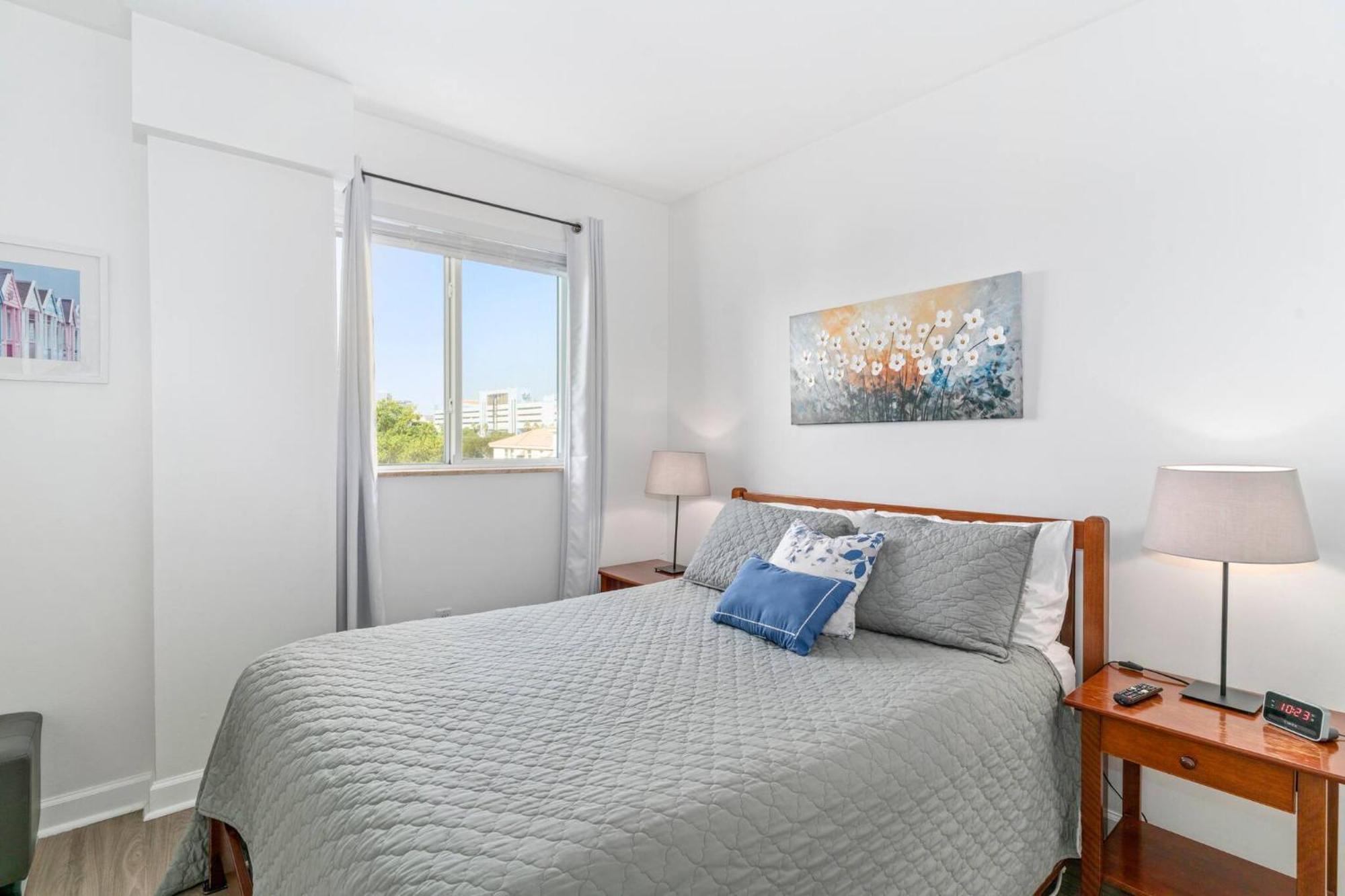 Apartment3br/2ba King Bed, Parking, Washer& Dryer Apartment