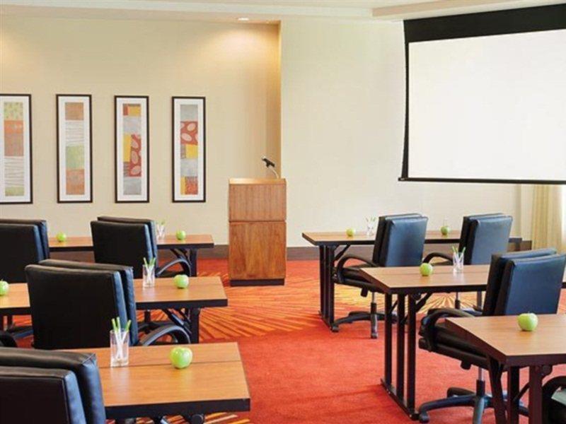 Hotel Courtyard By Marriott Airport