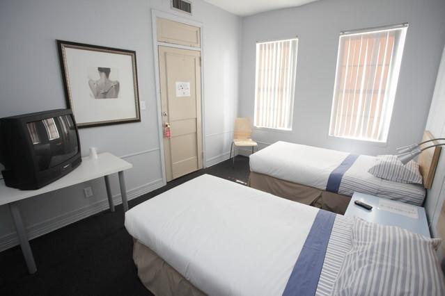 Leamington - Downtown / Port Of Hotel 2*